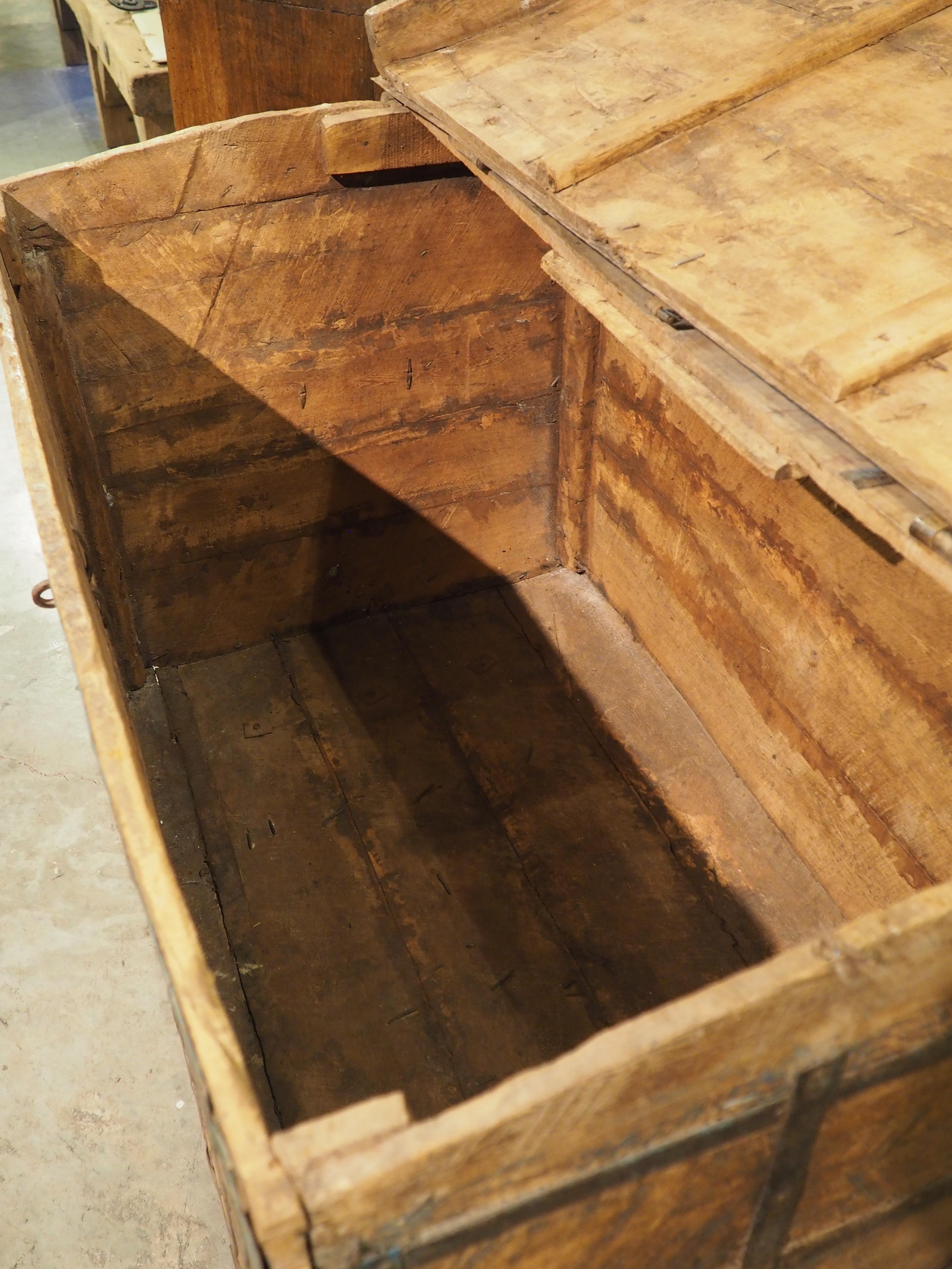 Un gran baúl de hierro del siglo XIX procedente del norte de la India en venta 7