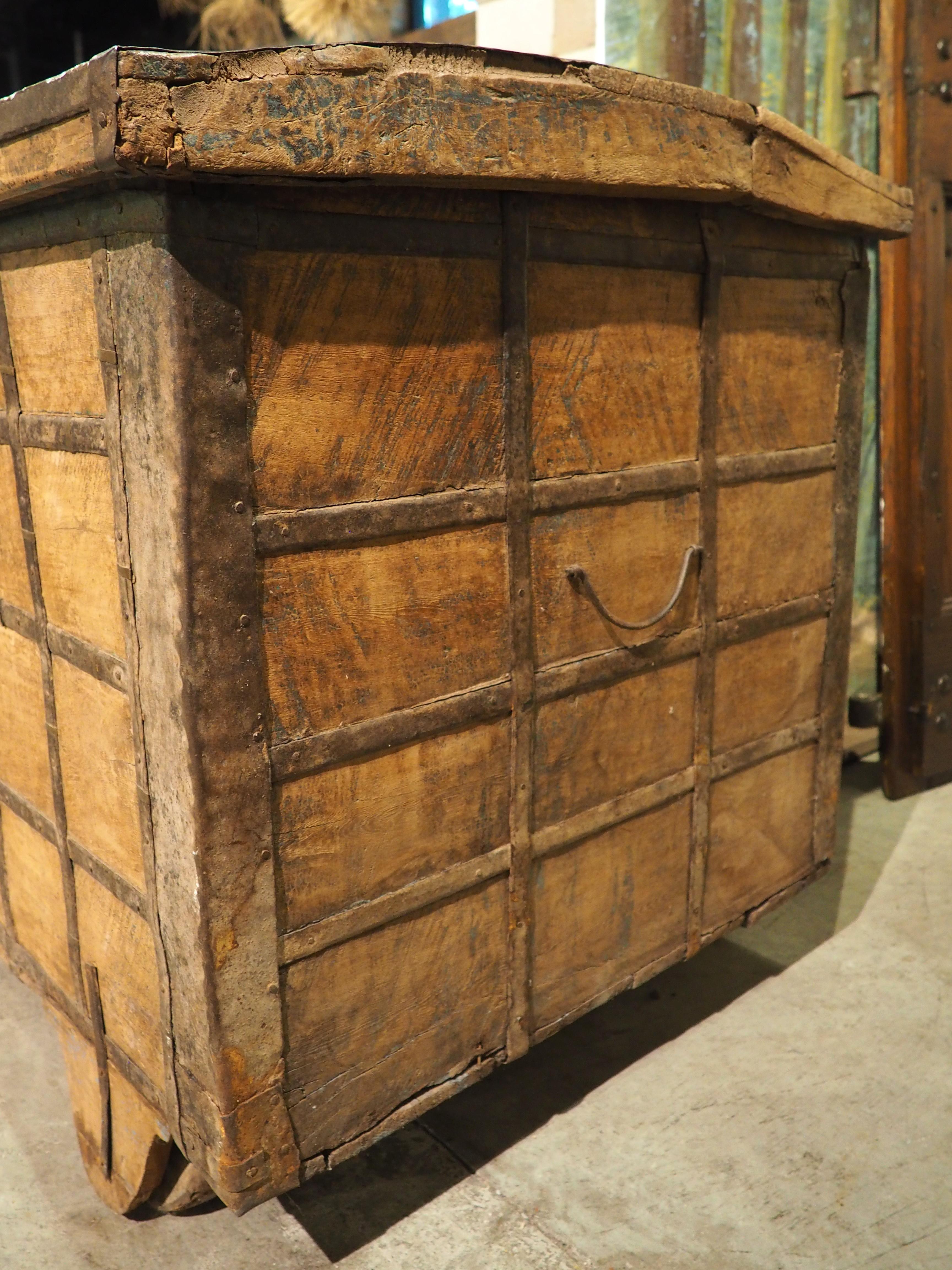 Un gran baúl de hierro del siglo XIX procedente del norte de la India en venta 8