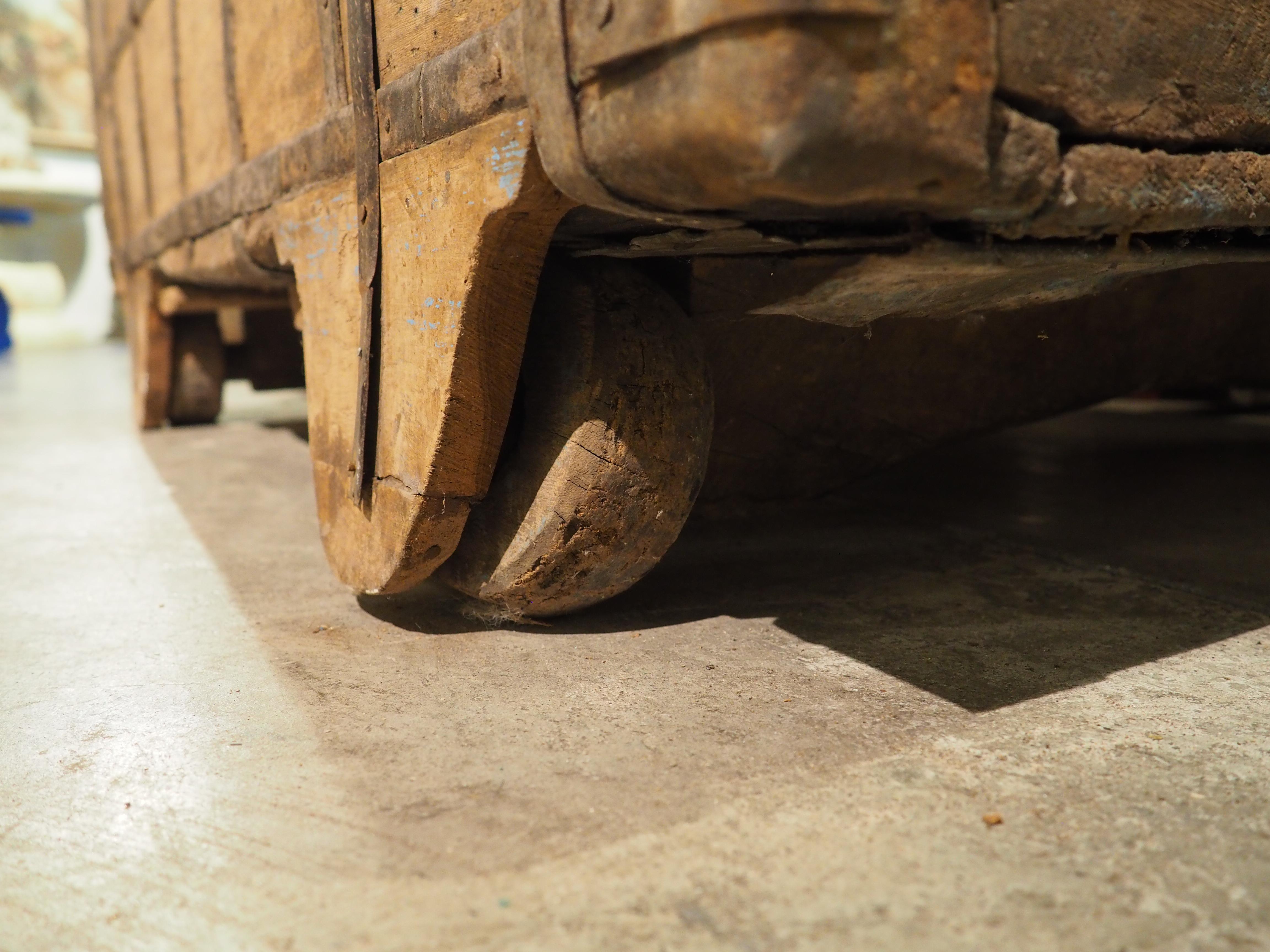 Un gran baúl de hierro del siglo XIX procedente del norte de la India en venta 9