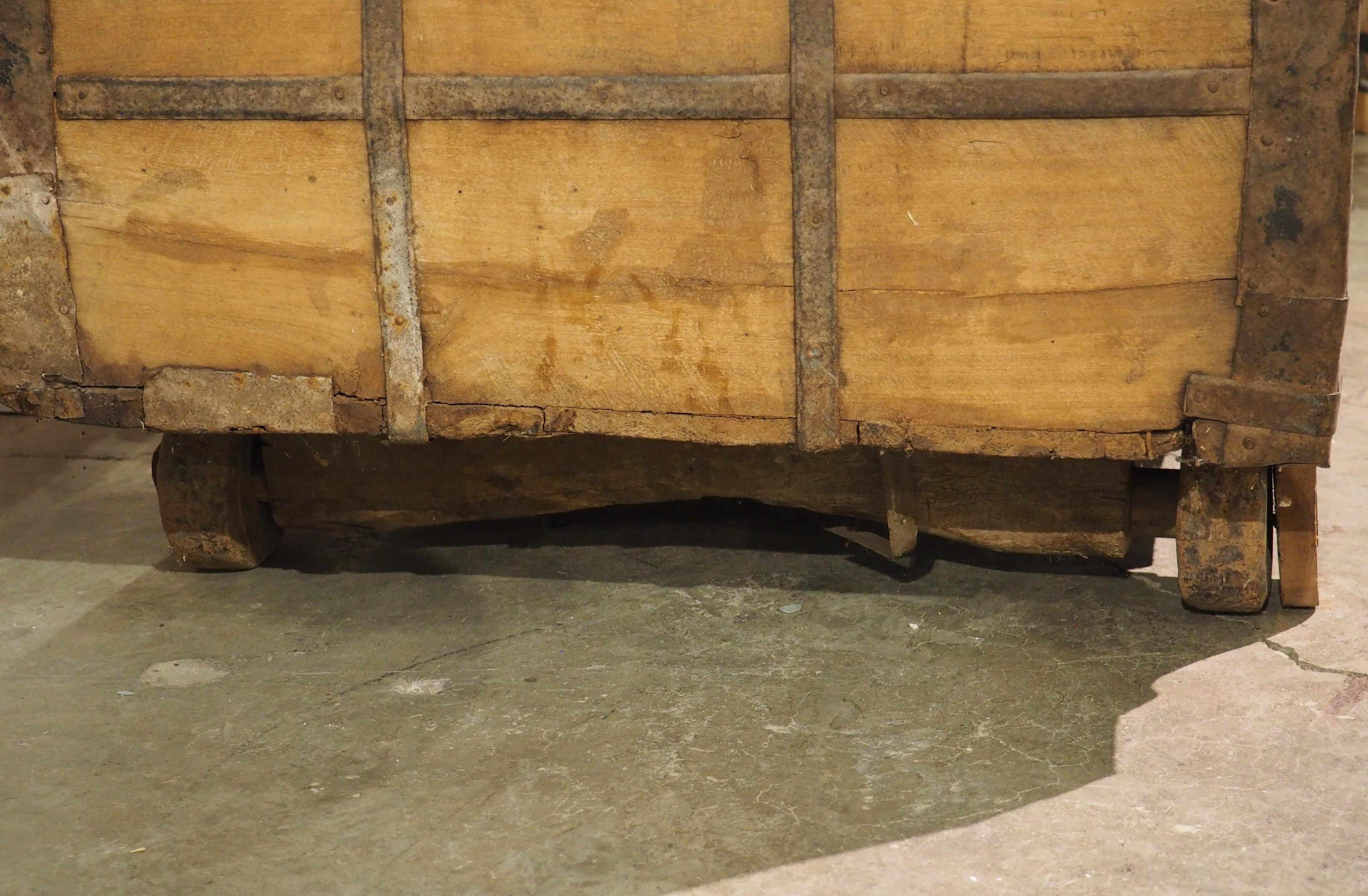 Un gran baúl de hierro del siglo XIX procedente del norte de la India en venta 10