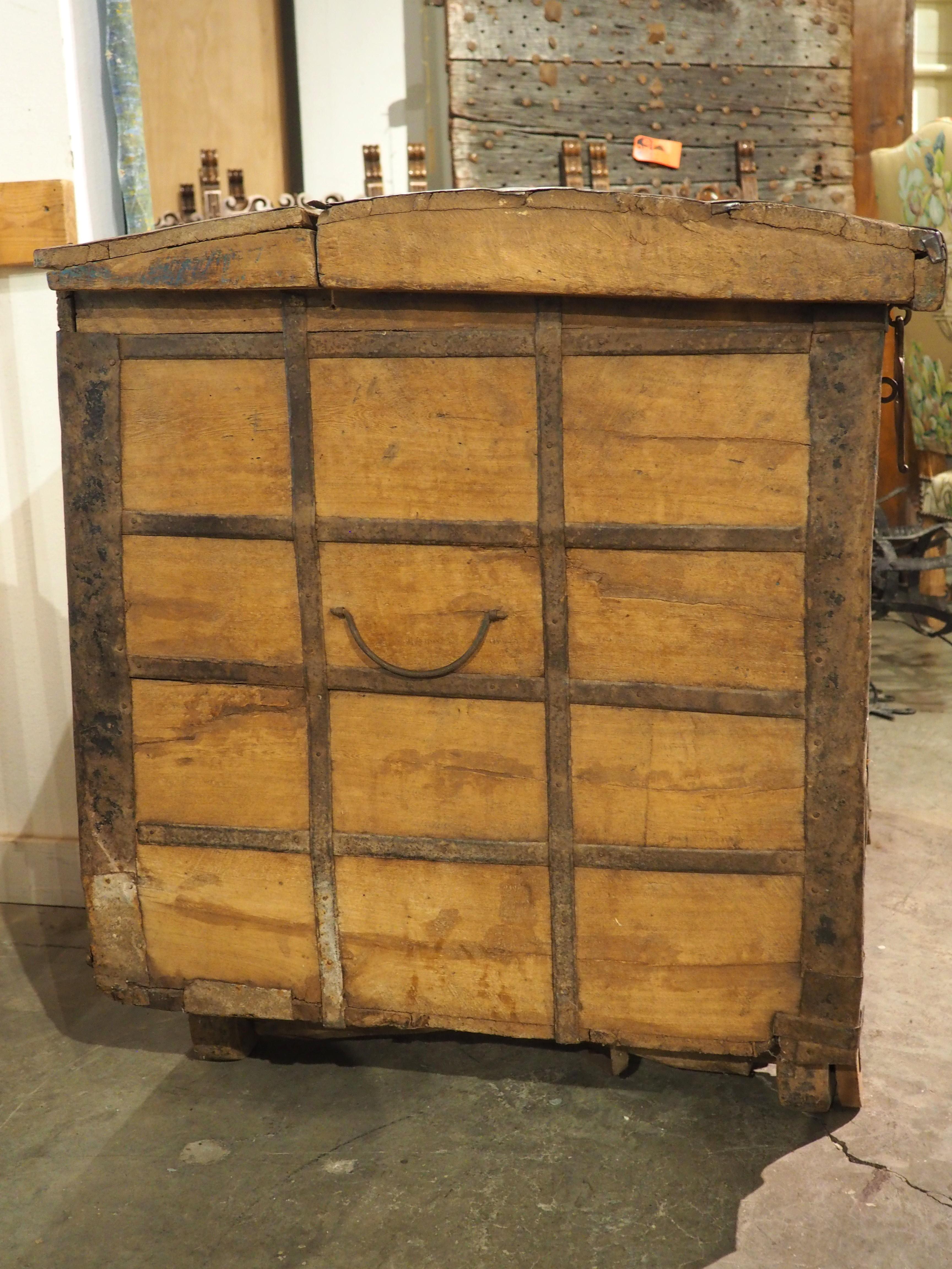 Un gran baúl de hierro del siglo XIX procedente del norte de la India en venta 11