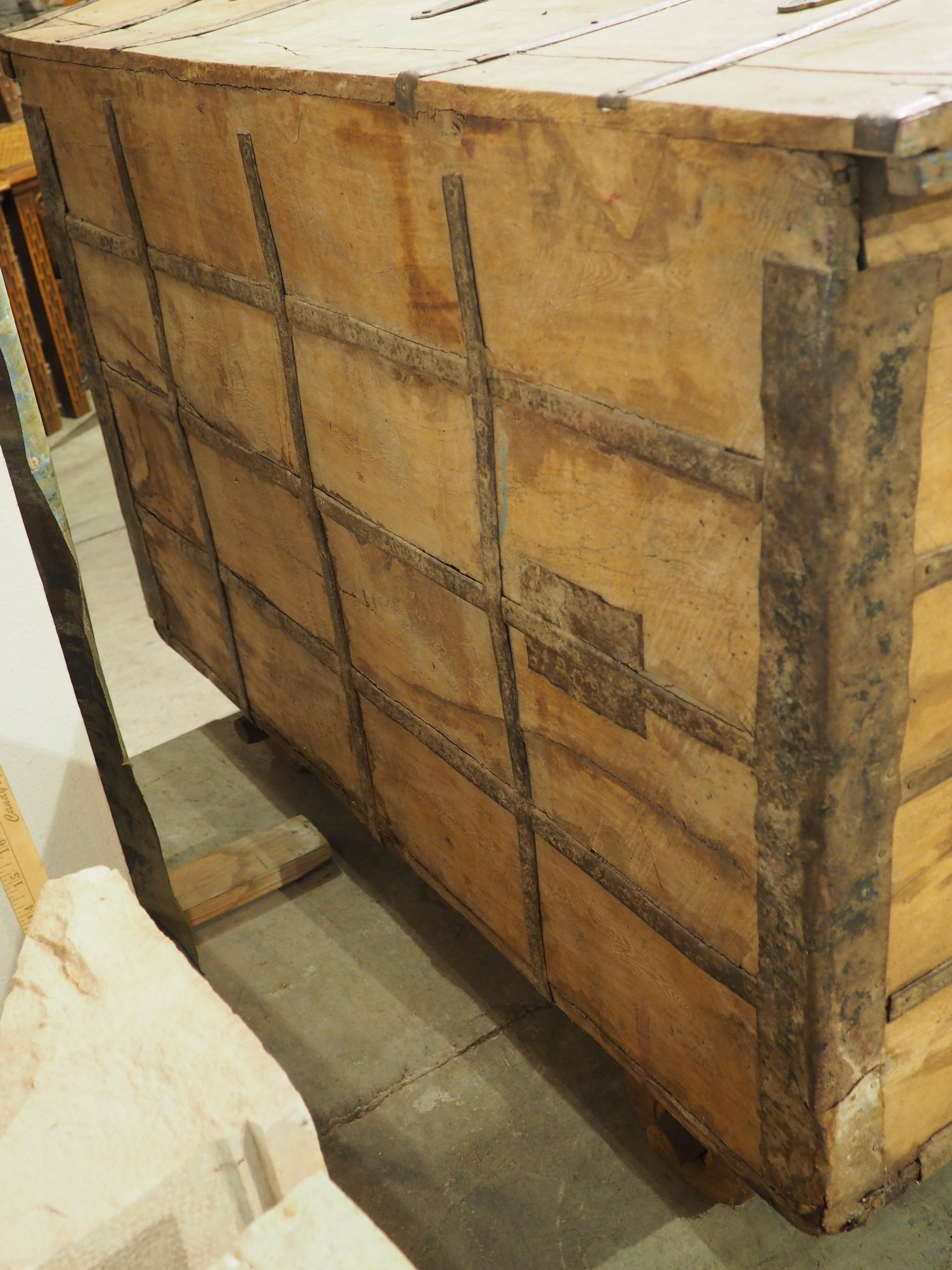 Un gran baúl de hierro del siglo XIX procedente del norte de la India en venta 12