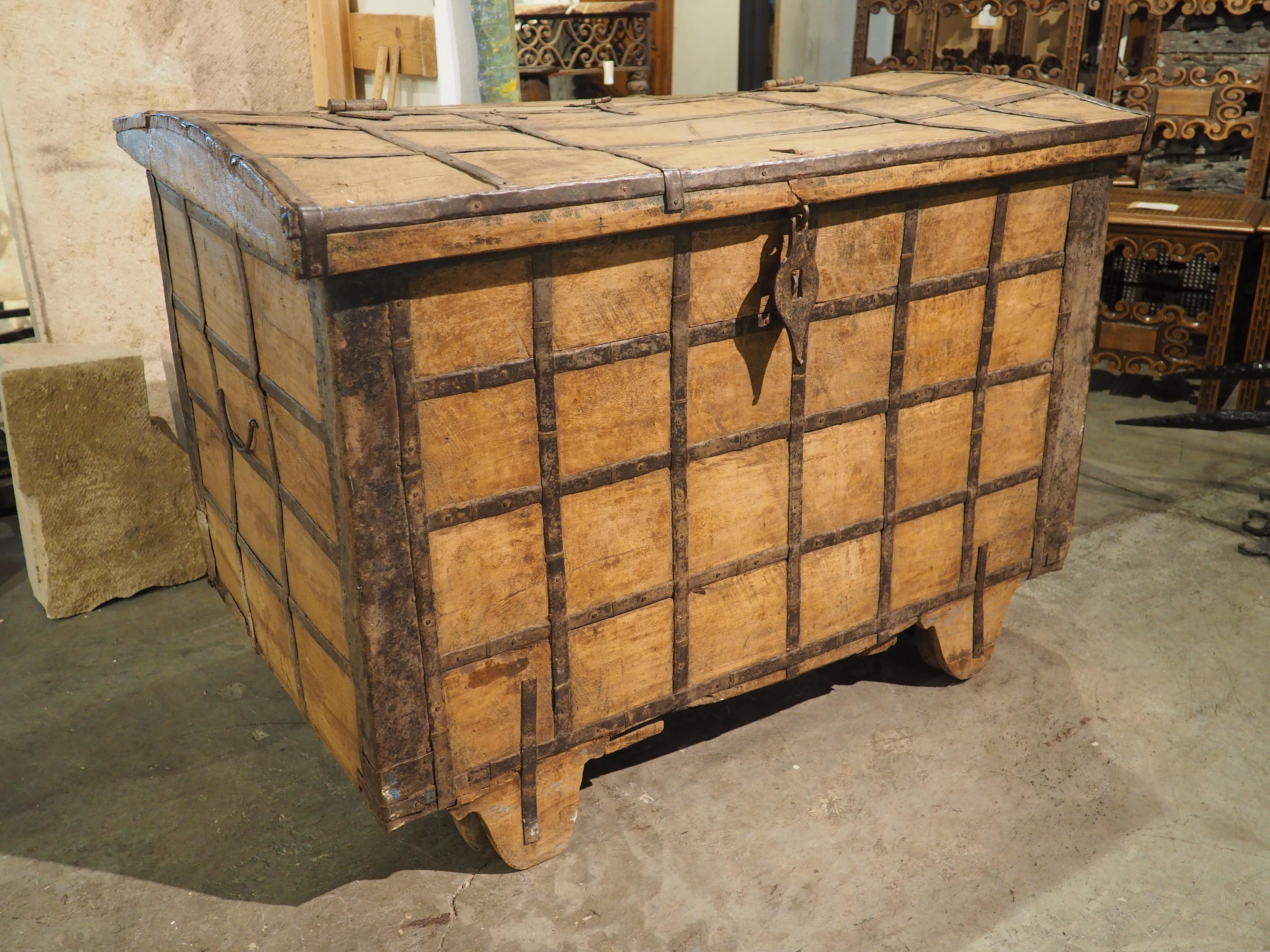 Un gran baúl de hierro del siglo XIX procedente del norte de la India en venta 13
