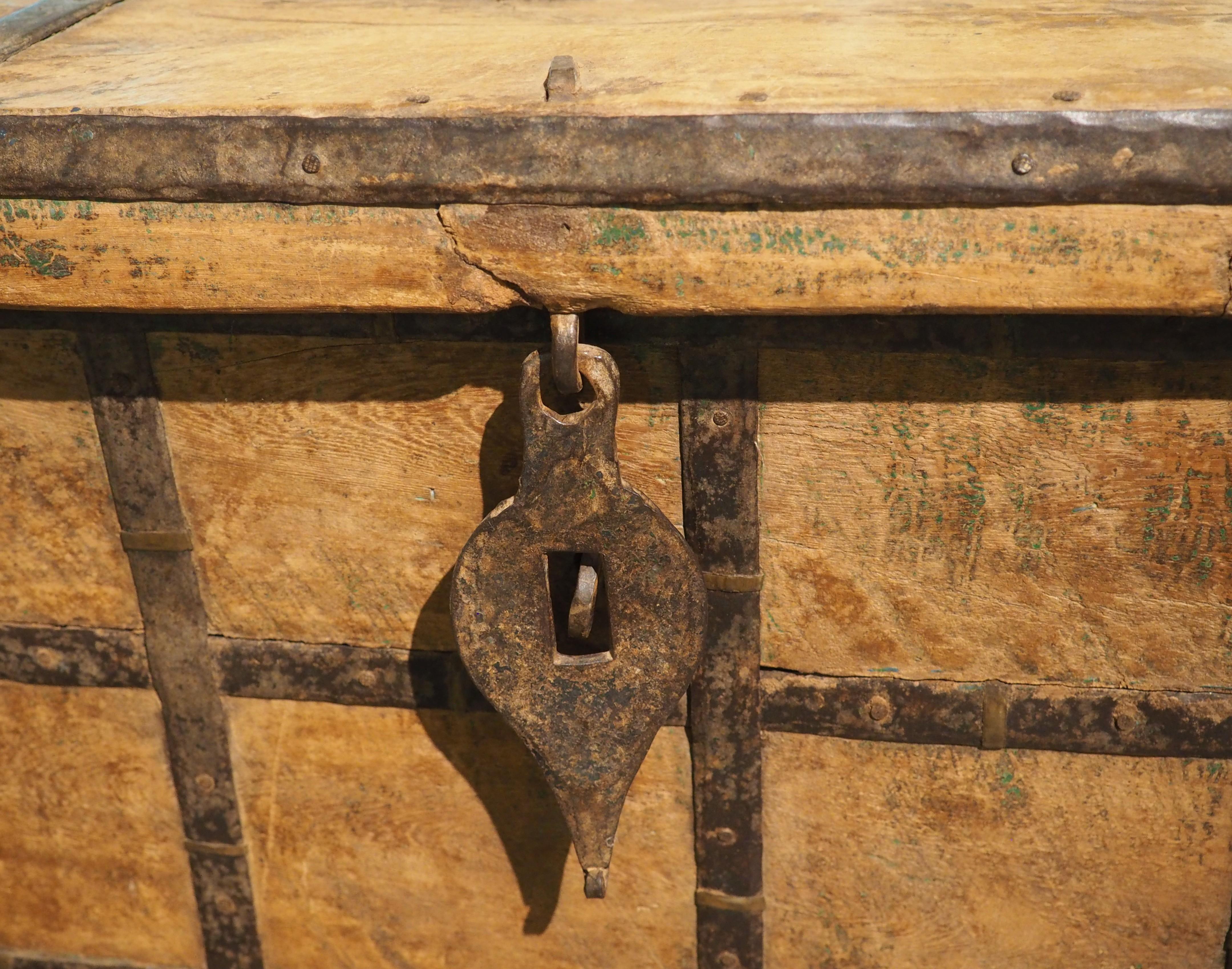 Más información próximamente...

Este baúl de hierro de la década de 1800 desprende carácter.  Tallado a mano en el norte de la India, el gran tronco tiene ondulaciones inherentes, más notables en la parte superior.  Todos los lados están cubiertos