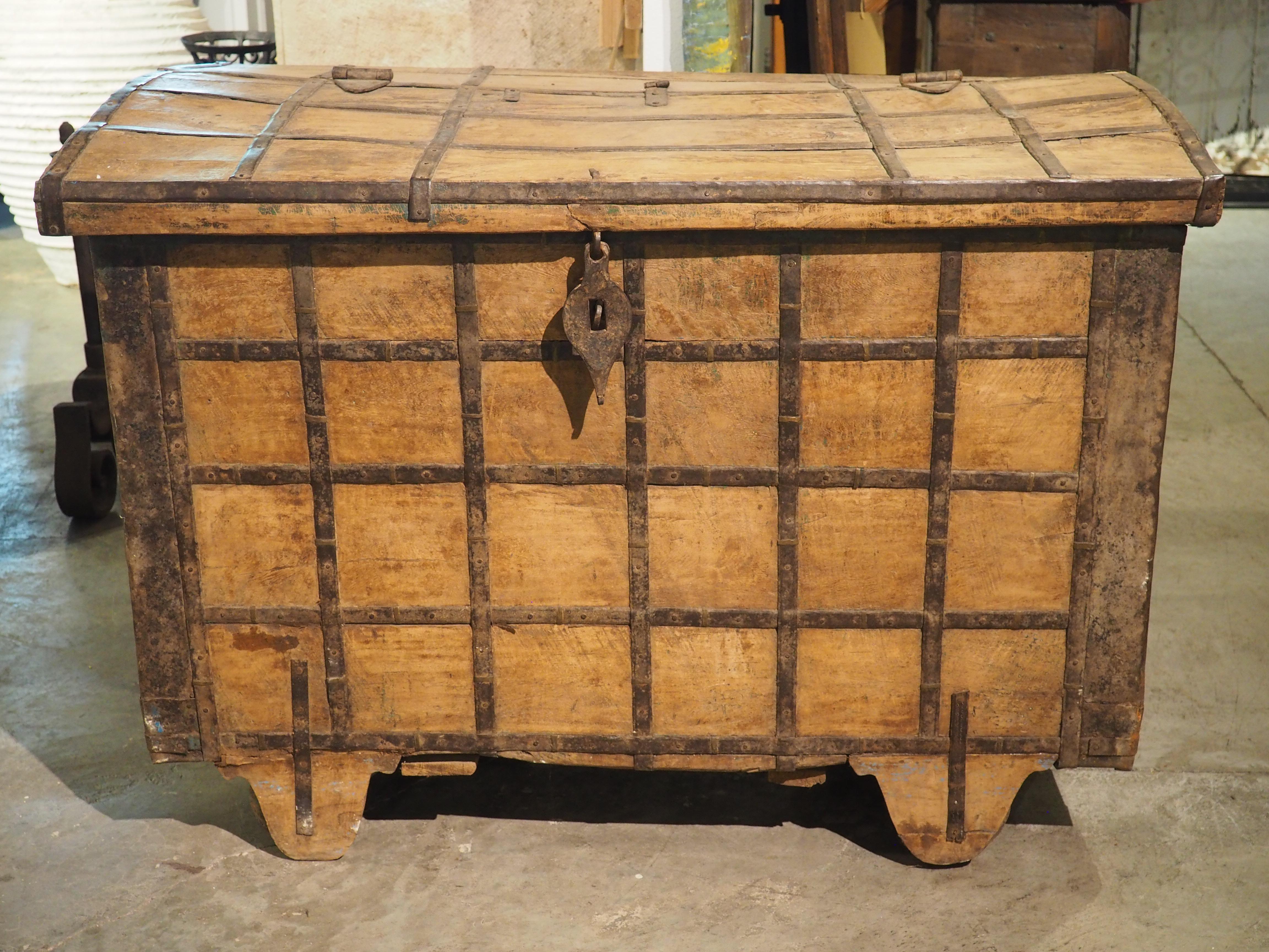 Un gran baúl de hierro del siglo XIX procedente del norte de la India en venta 14