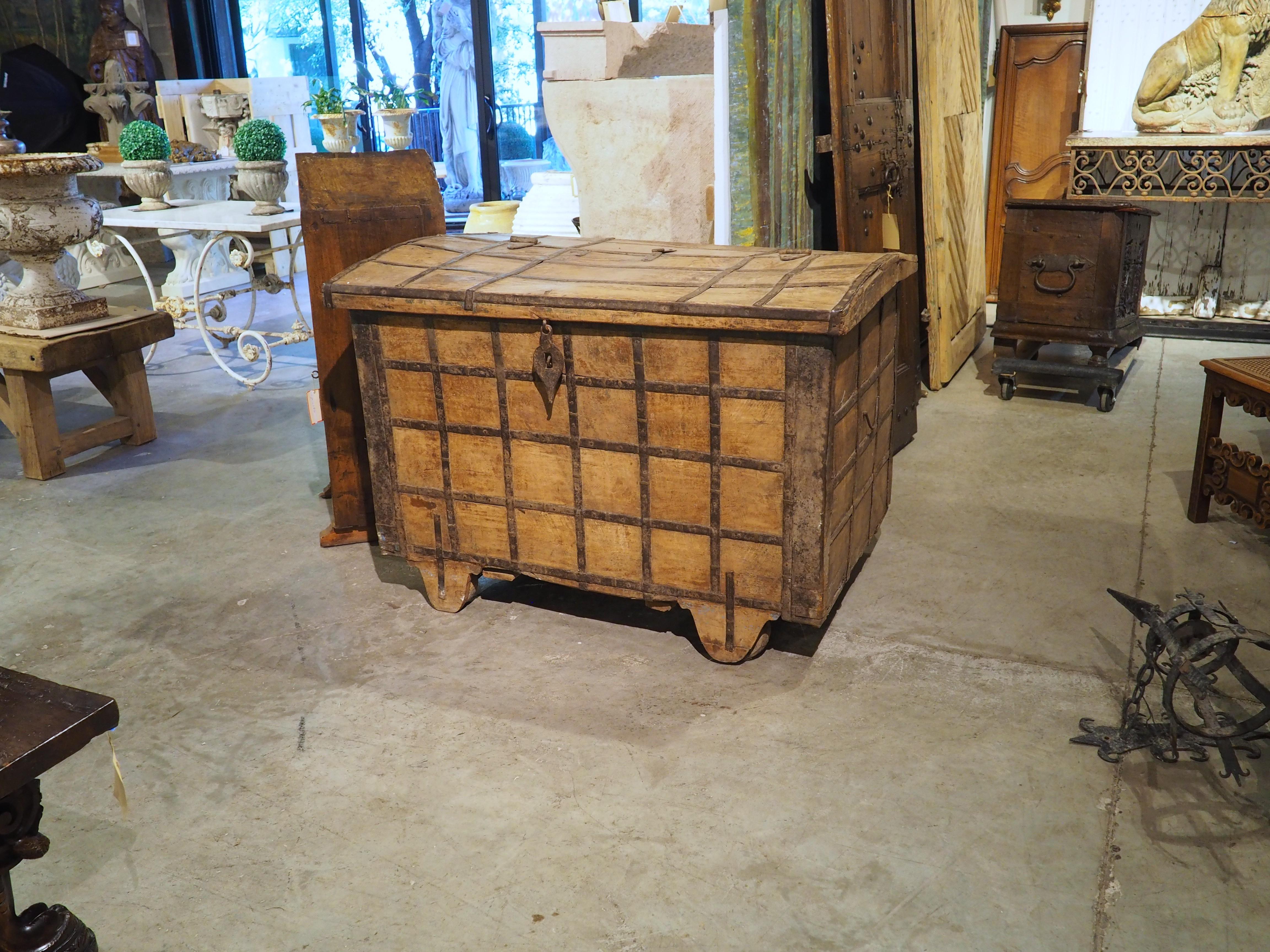 Un gran baúl de hierro del siglo XIX procedente del norte de la India Indio en venta