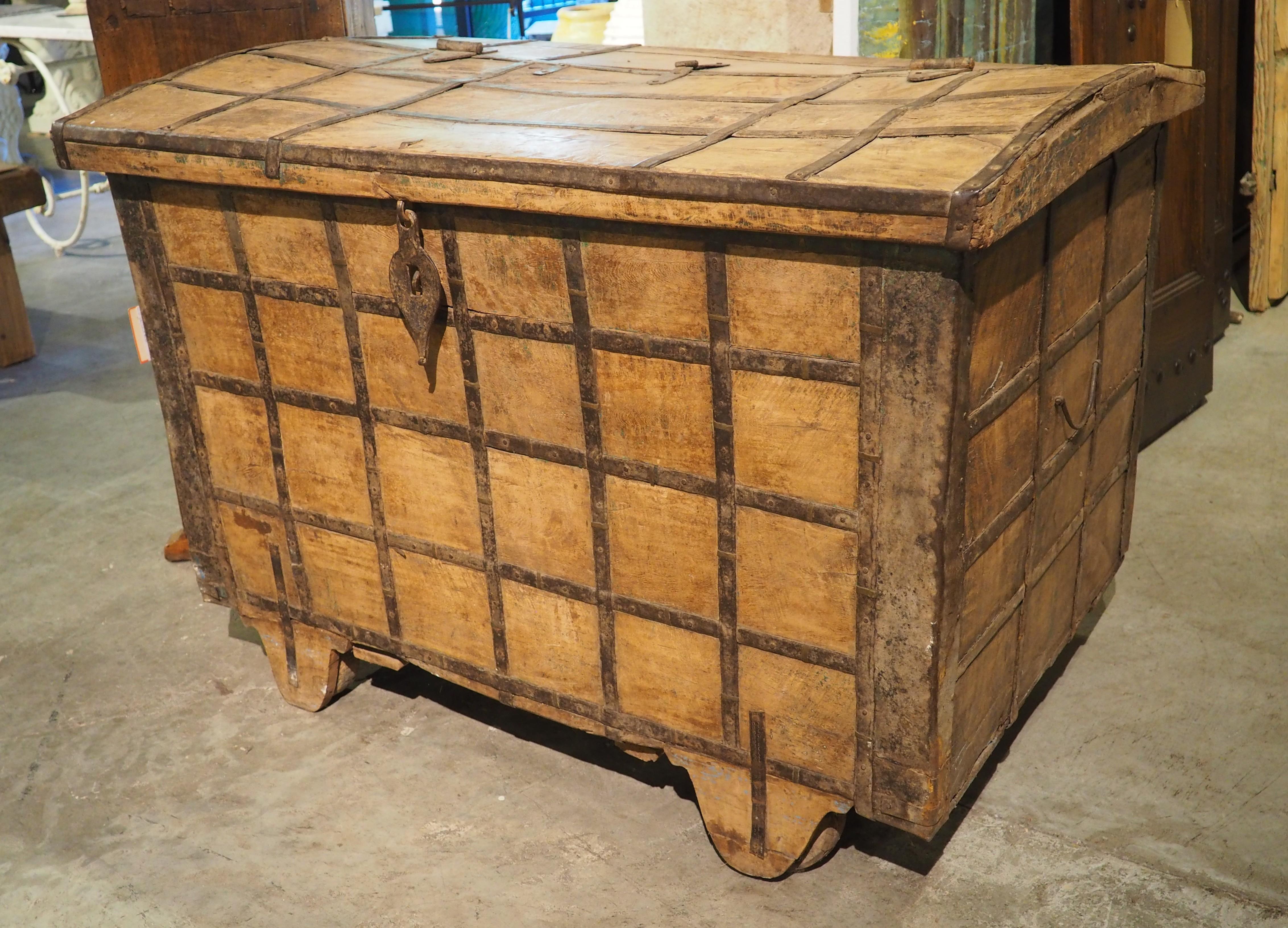 Un gran baúl de hierro del siglo XIX procedente del norte de la India Tallado a mano en venta