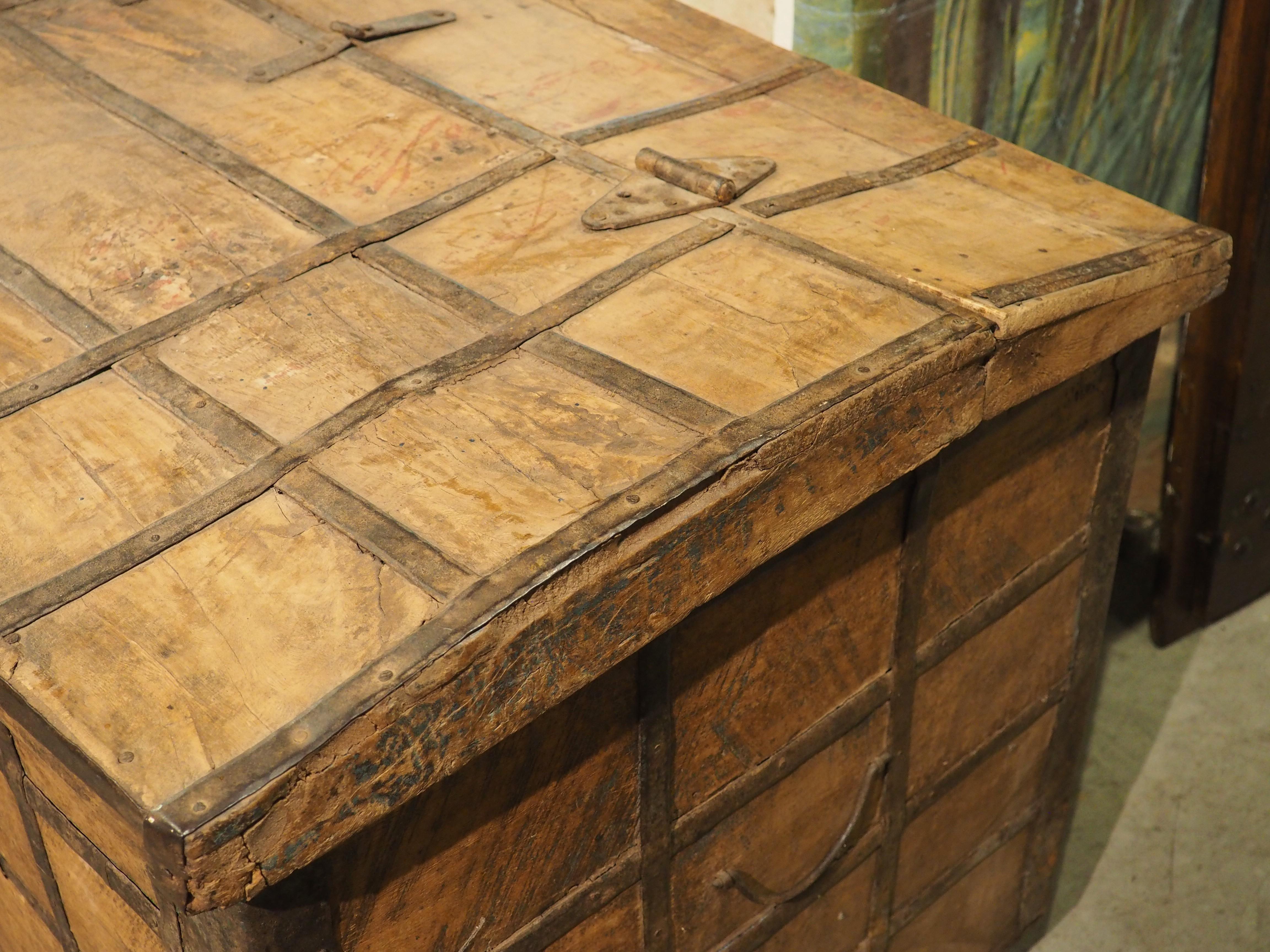 Un gran baúl de hierro del siglo XIX procedente del norte de la India en Bueno estado para la venta en Dallas, TX