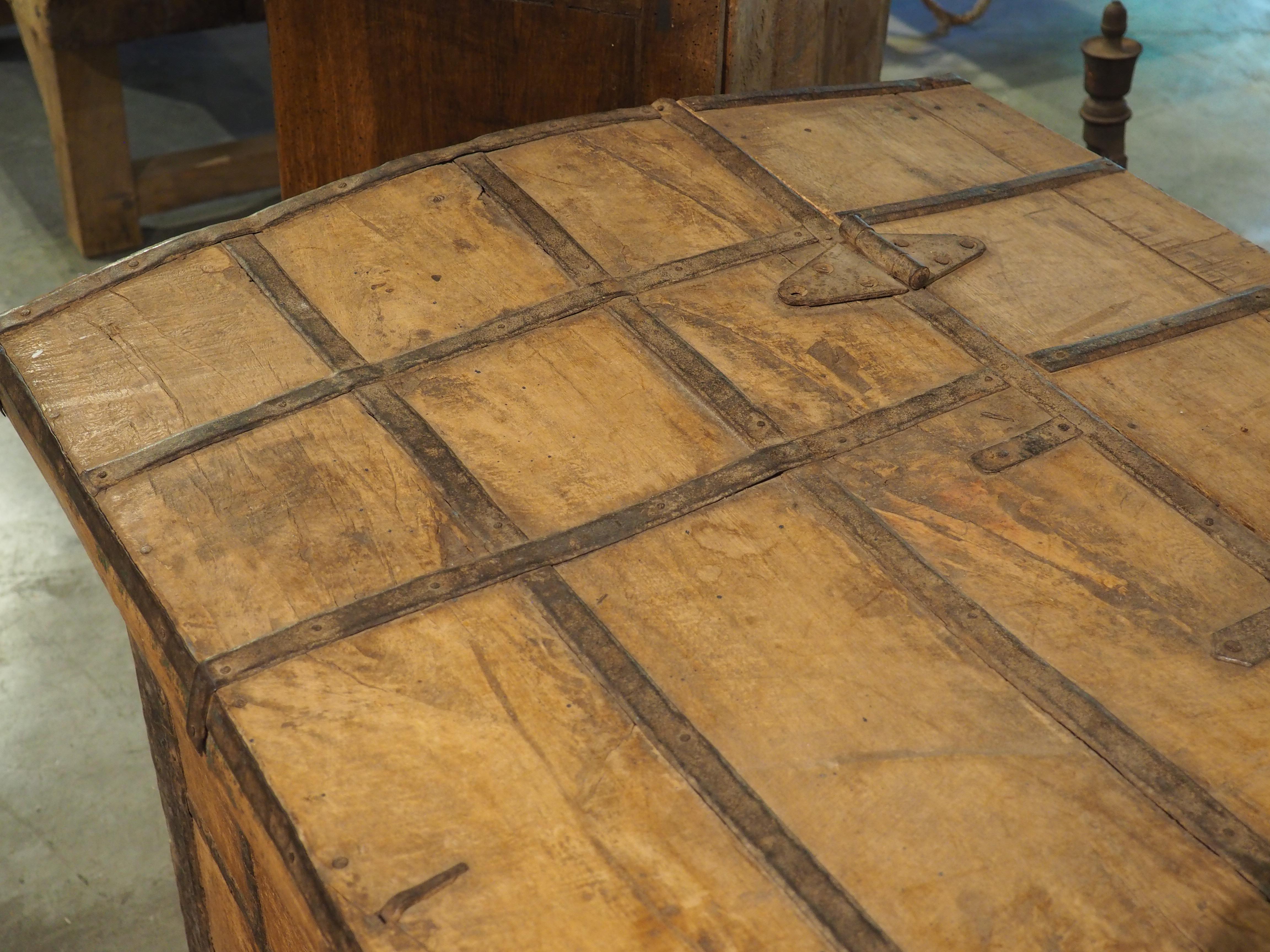 Un gran baúl de hierro del siglo XIX procedente del norte de la India en venta 1