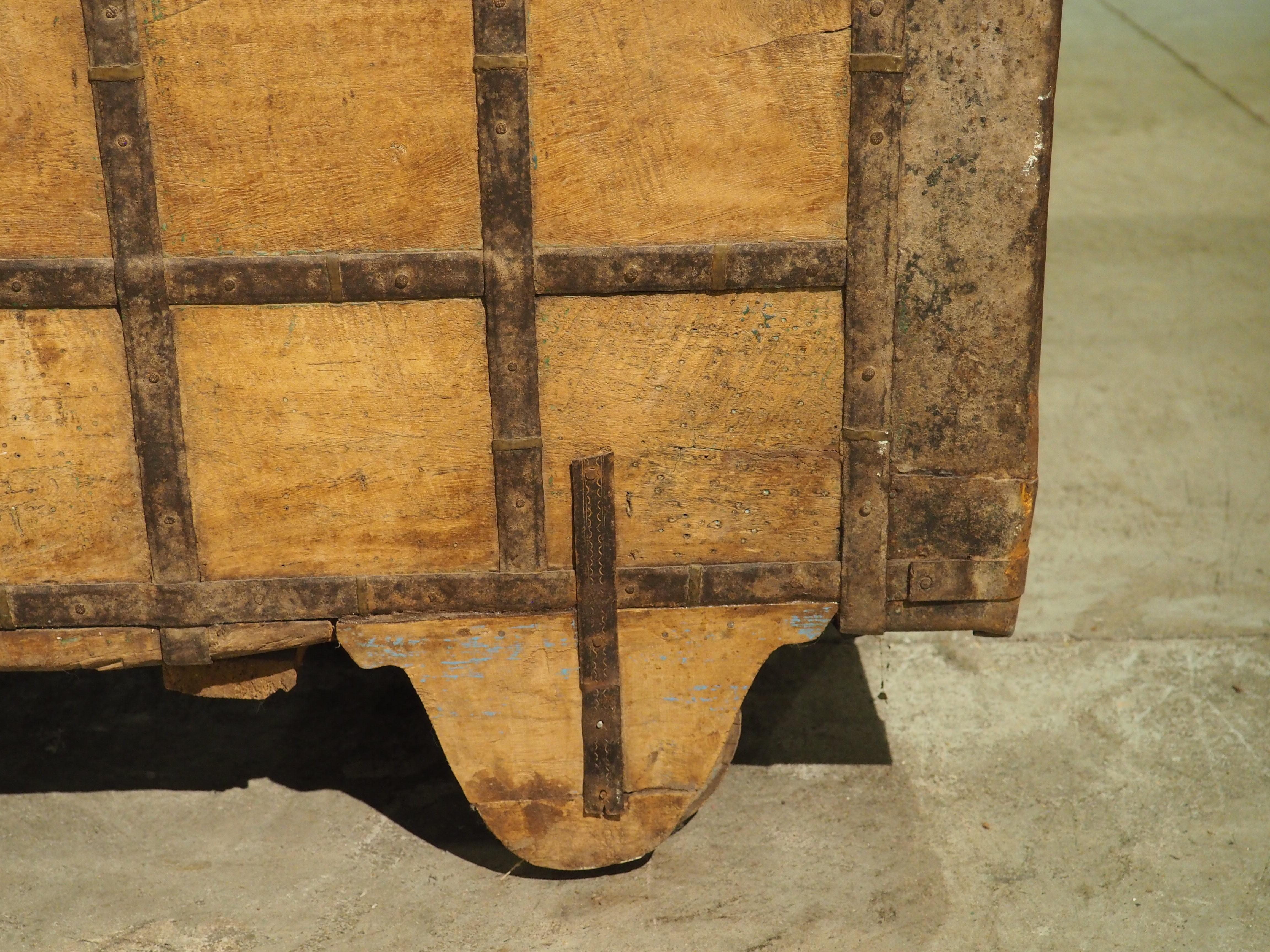 Un gran baúl de hierro del siglo XIX procedente del norte de la India en venta 2