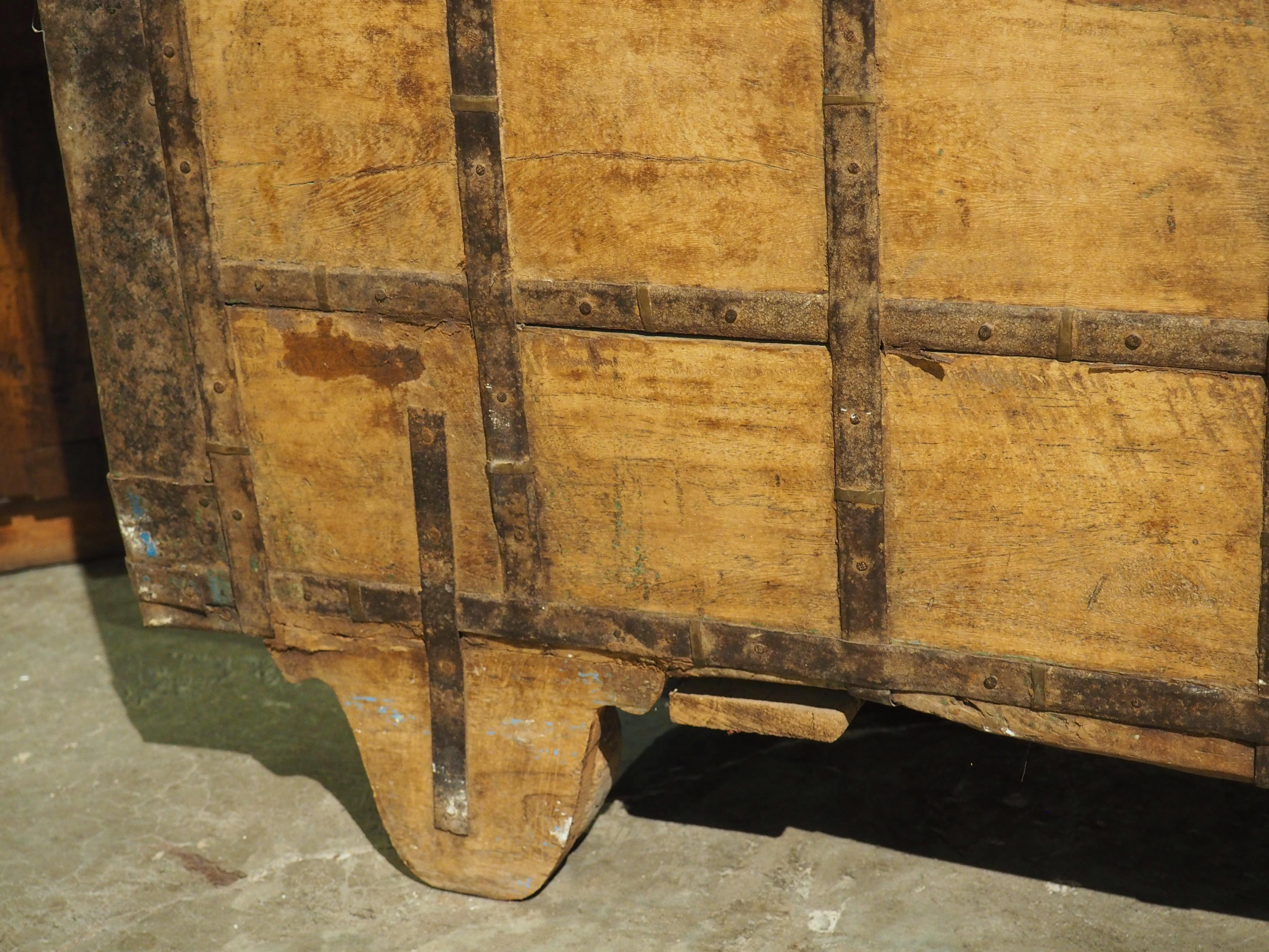 Un gran baúl de hierro del siglo XIX procedente del norte de la India en venta 3