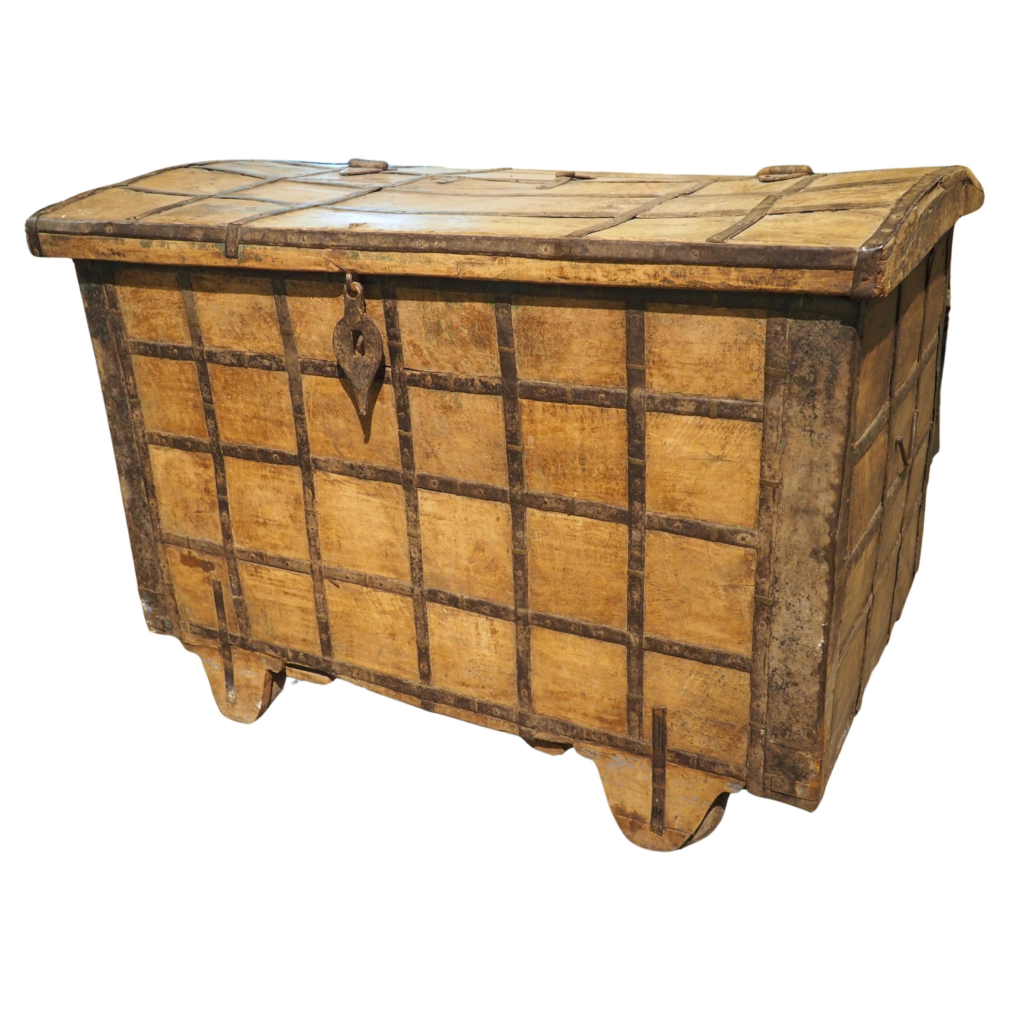 Un grande baule in ferro del XIX secolo proveniente dall
India settentrionale