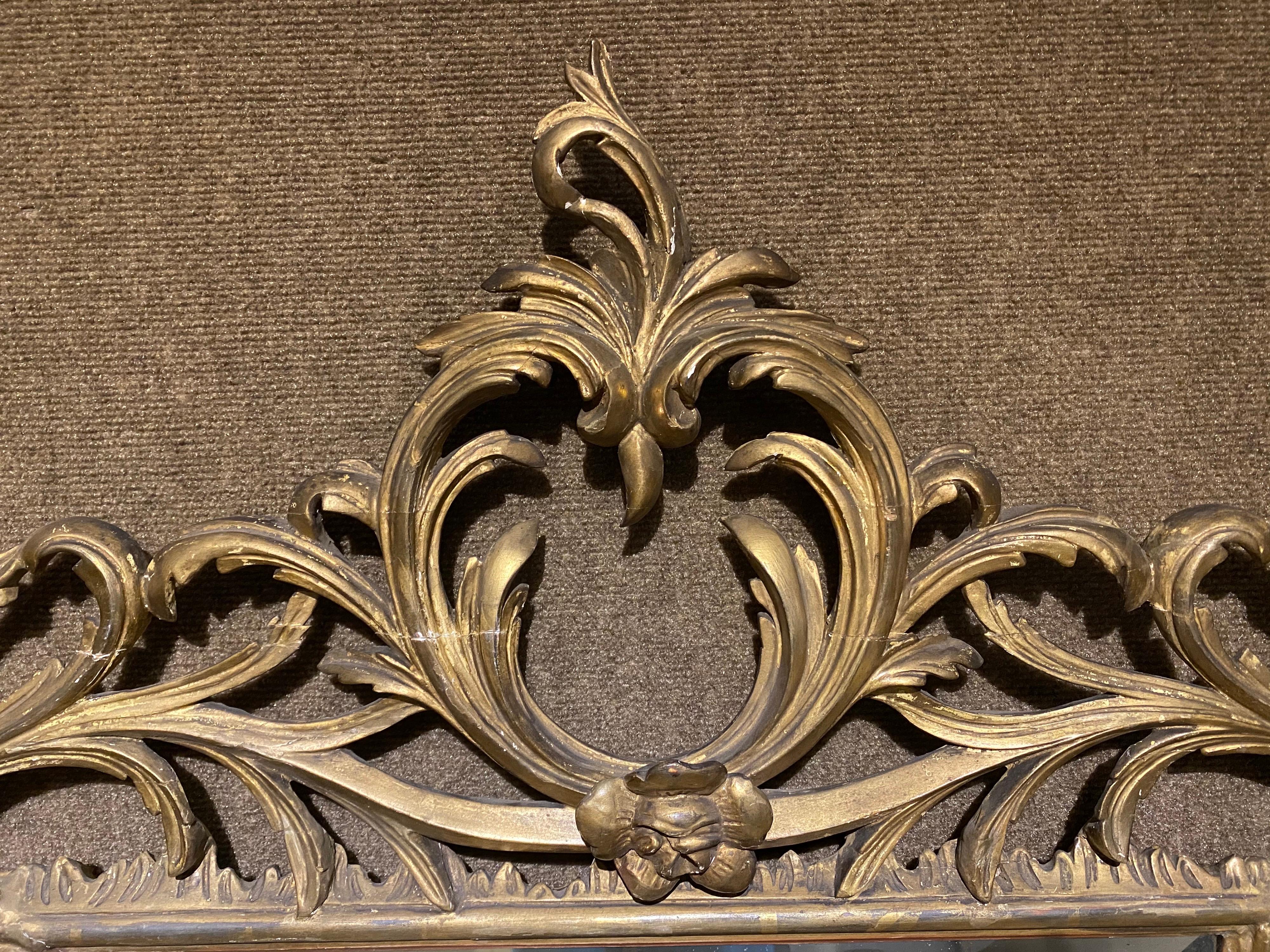 italien Miroir en bois doré sculpté de style George III, datant d'environ 1880 en vente