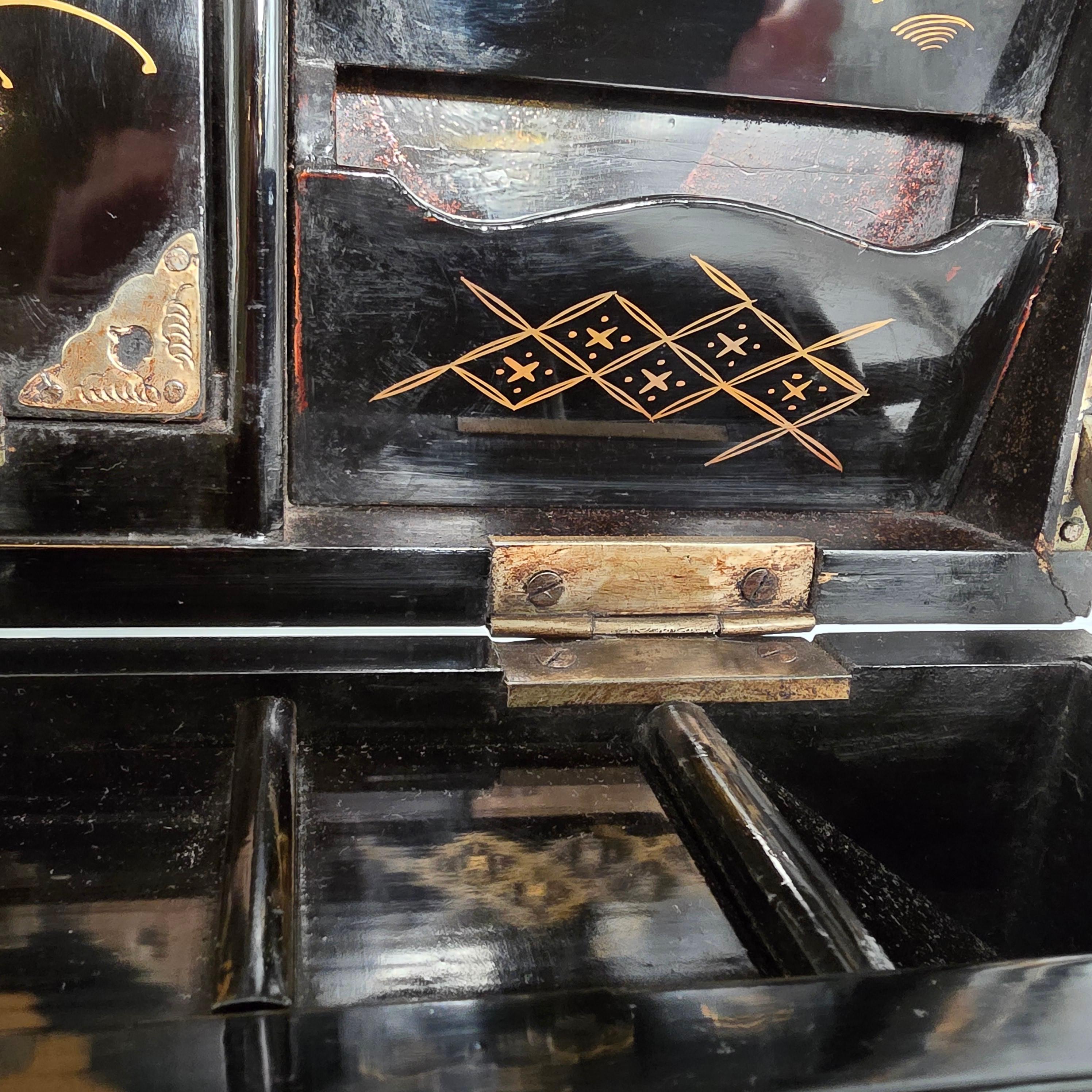 A large 19th century Japanese lacquer writing box with a secret compartment For Sale 2