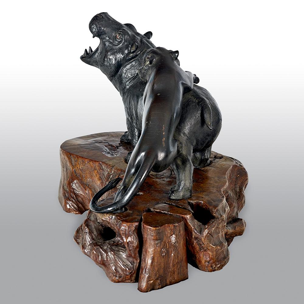 Un modello di bronzo giapponese di grandi dimensioni, eccezionalmente bello, raffigurante una tigre ruggente che attacca un ippopotamo, su un supporto in legno intagliato.
Meiji 1868-1912.