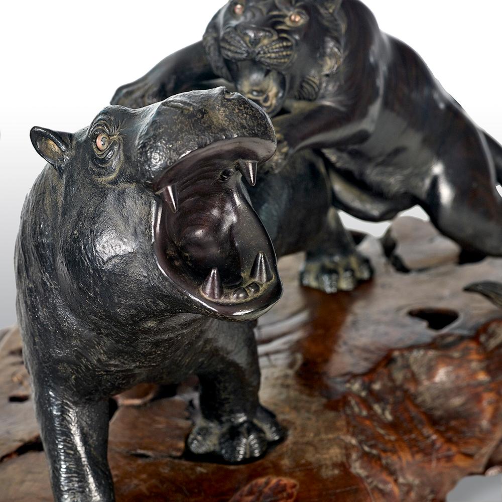Bronzo Grande tigre in bronzo del XIX secolo del periodo Meiji giapponese che attacca un ippopotamo in vendita