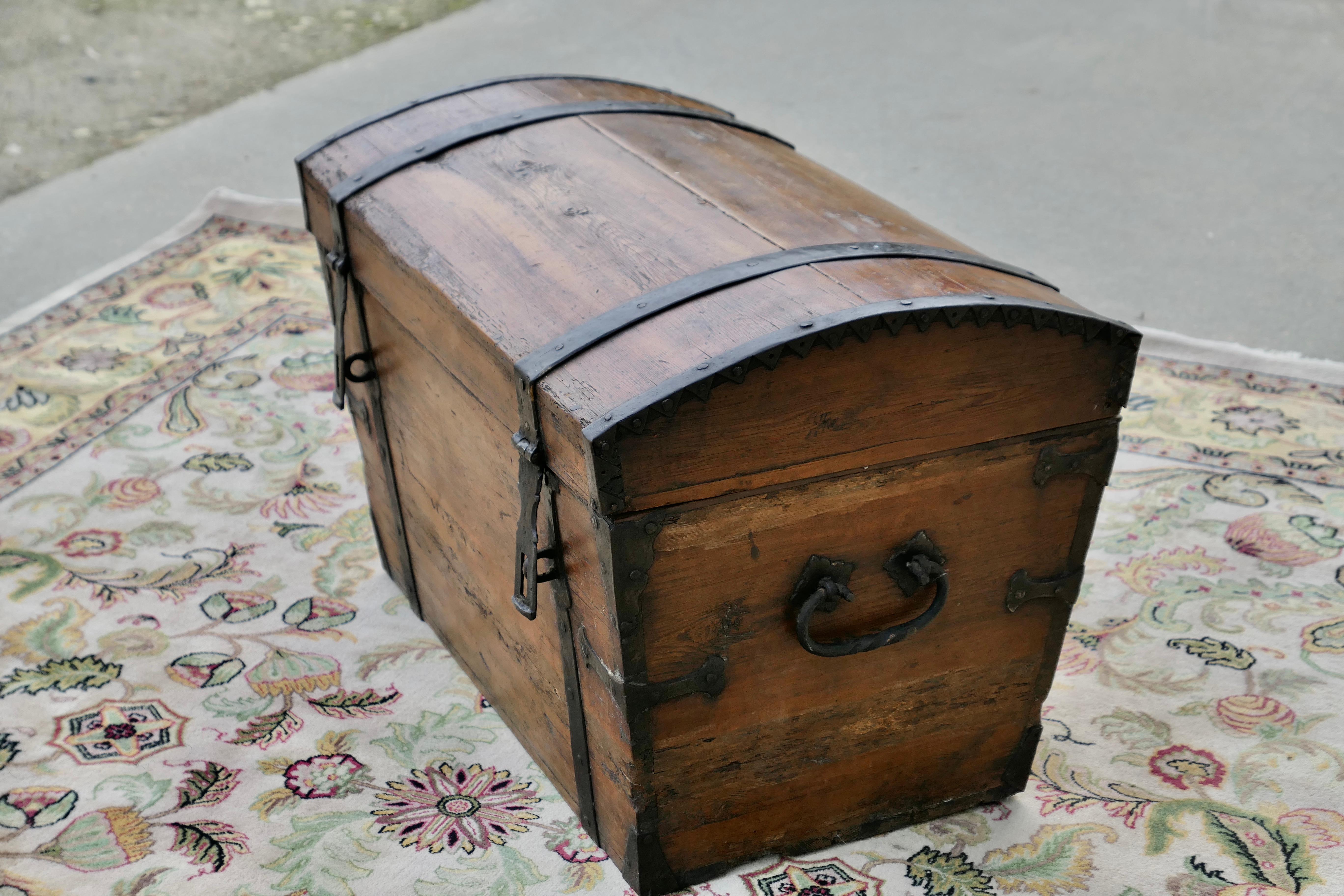 A Large 19th Century Pine Dome Top Trunk  This trunk has a very attractive shape In Good Condition For Sale In Godshill, Isle of Wight