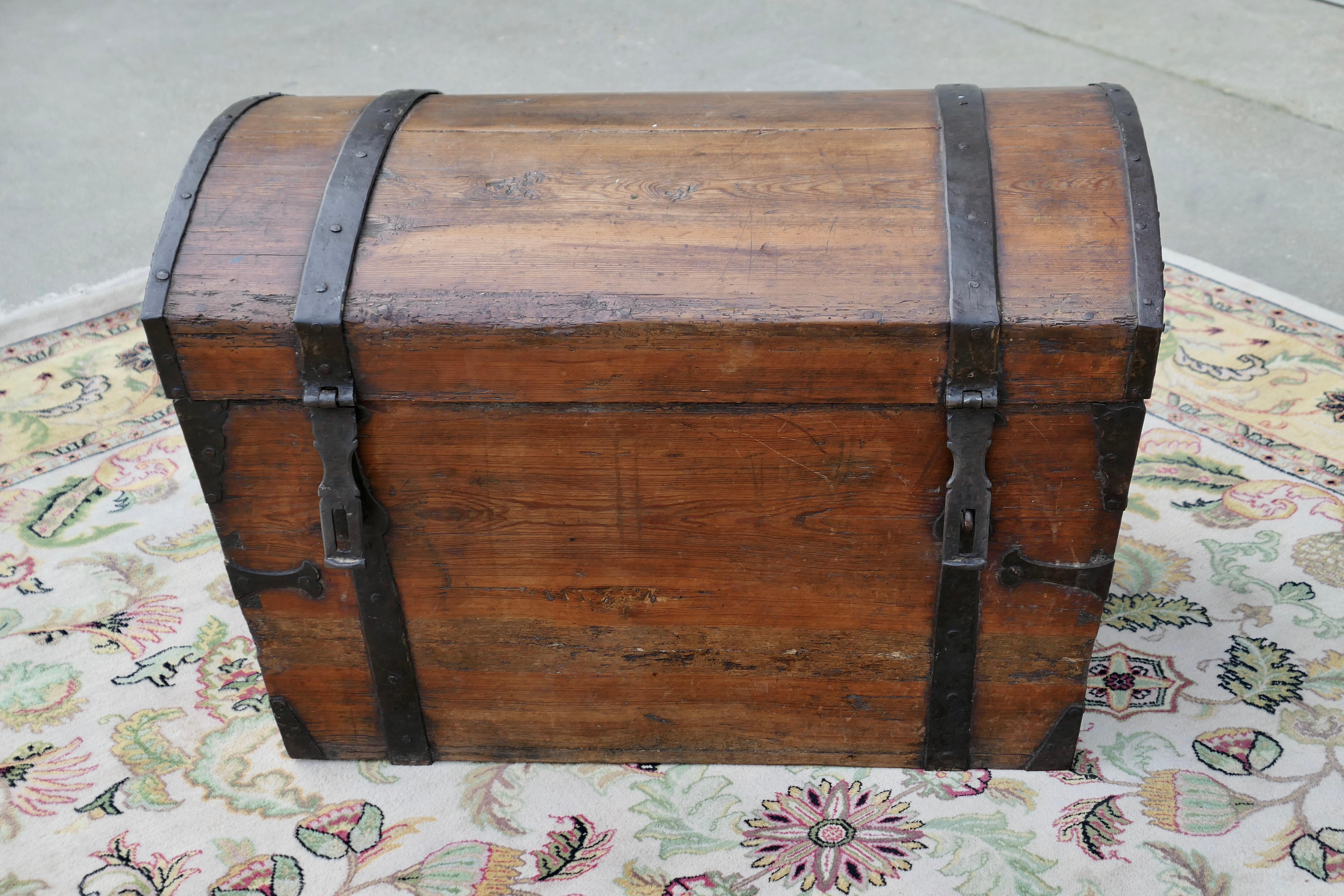 A Large 19th Century Pine Dome Top Trunk  This trunk has a very attractive shape For Sale 2