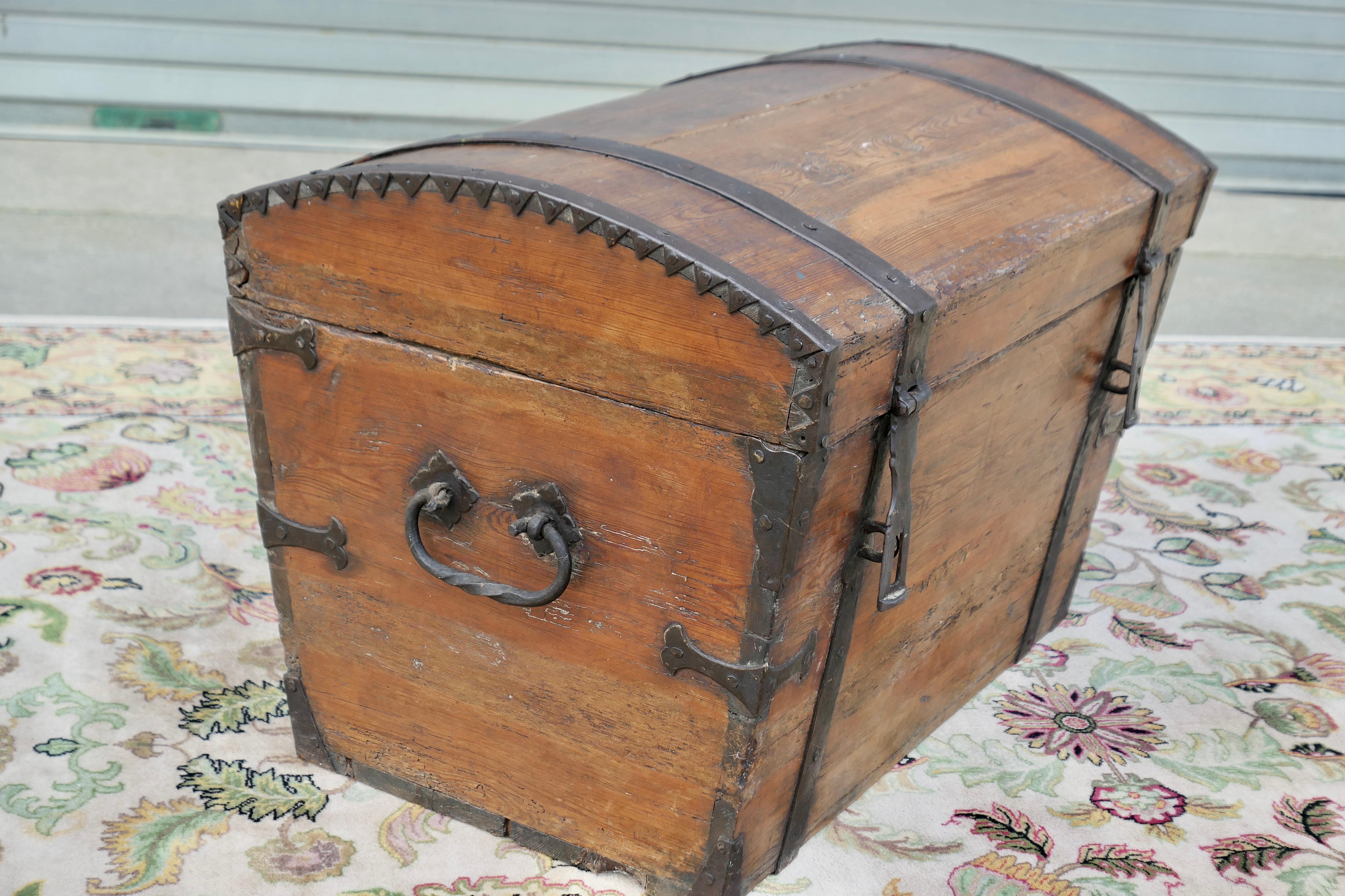 A Large 19th Century Pine Dome Top Trunk  This trunk has a very attractive shape For Sale 3