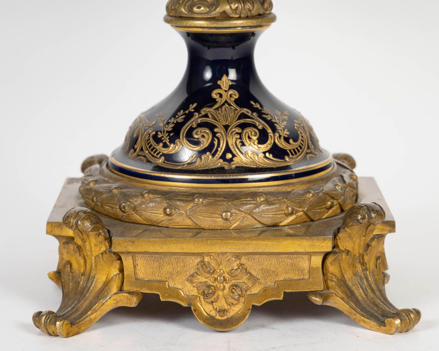Grand centre de table et coupe en porcelaine d'époque Napoléon III du XIXe siècle, dans le style de la manufacture de Sèvres, monté en bronze doré.
H : 33cm, D : 35cm
