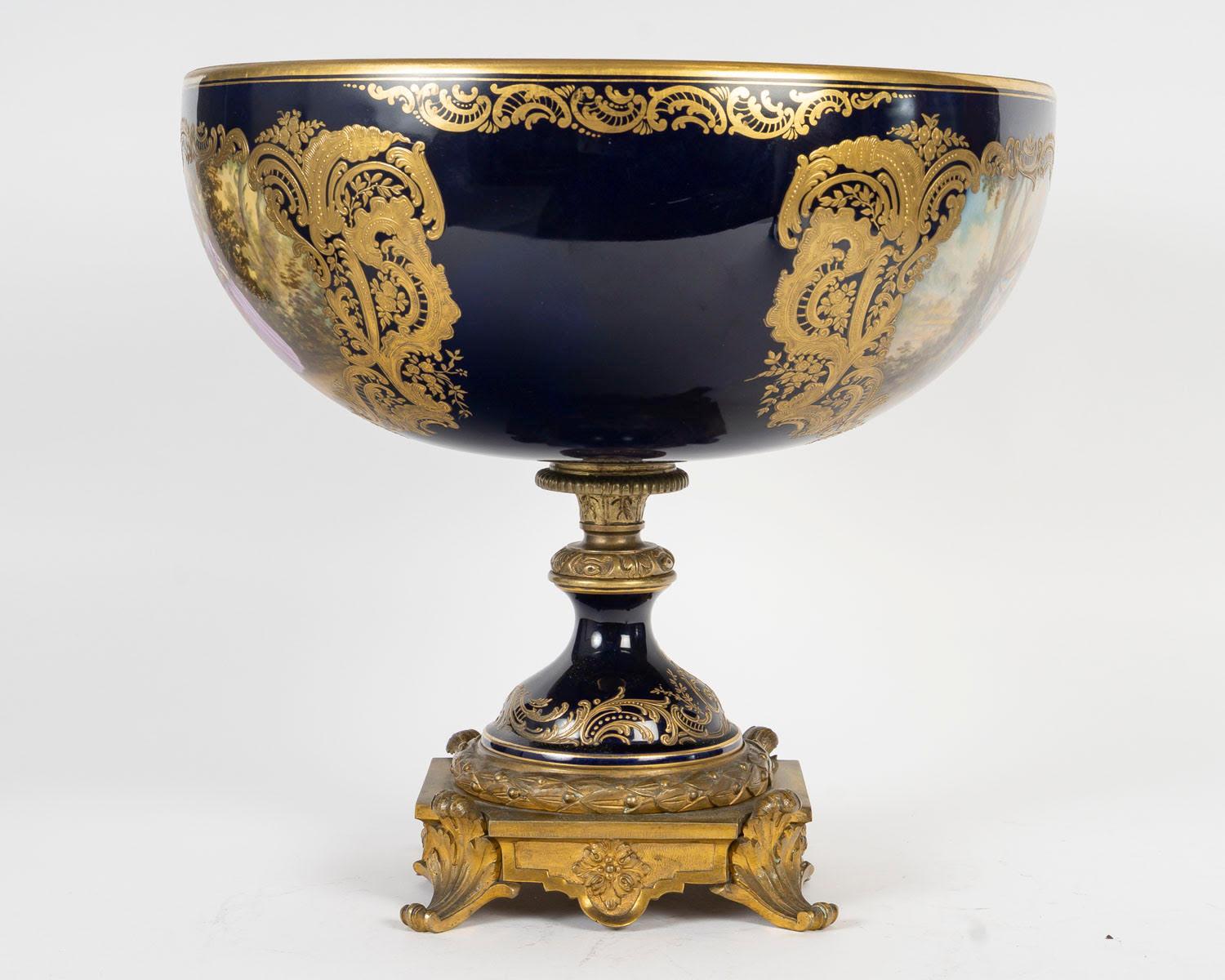Grande coupe et centre de table en porcelaine de Sèvres du XIXe siècle, période Napoléon III. en vente 1