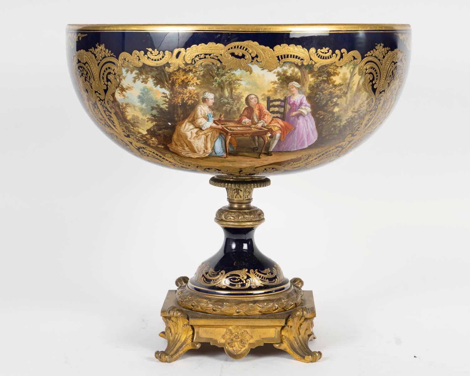 Grande coupe et centre de table en porcelaine de Sèvres du XIXe siècle, période Napoléon III. en vente 2