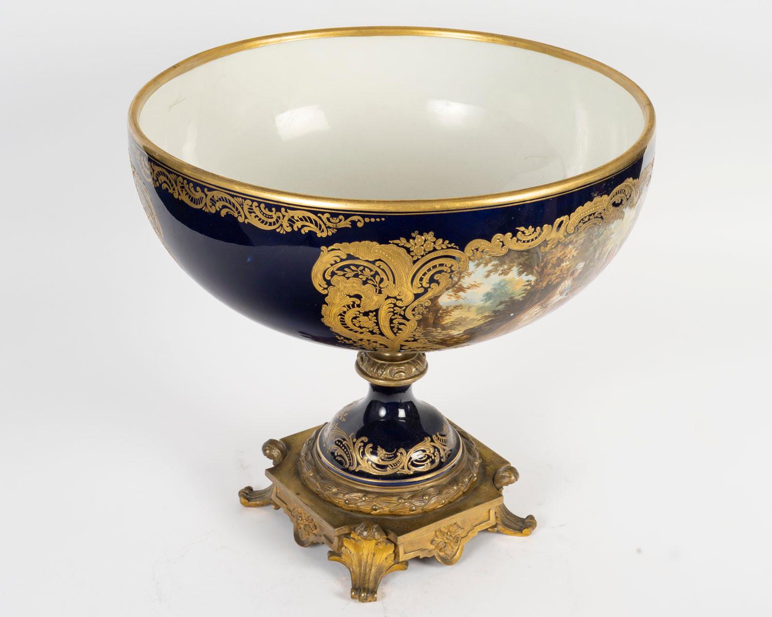 Grande coupe et centre de table en porcelaine de Sèvres du XIXe siècle, période Napoléon III. en vente 3