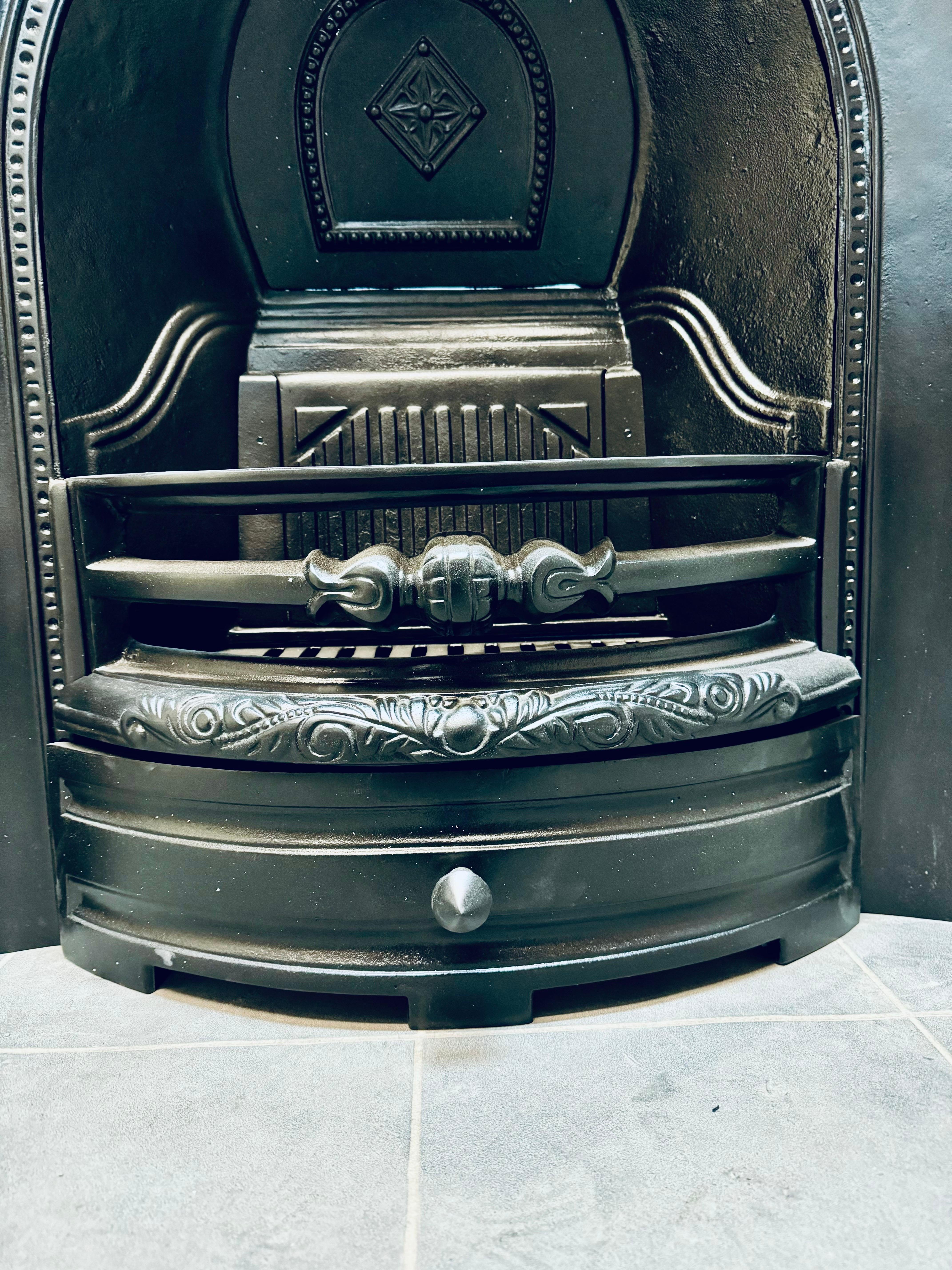 A Large 19th Century Victorian Manner Cast Iron Fireplace Insert. For Sale 3