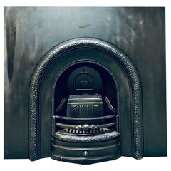 Una gran chimenea de hierro fundido de estilo victoriano del siglo XIX.