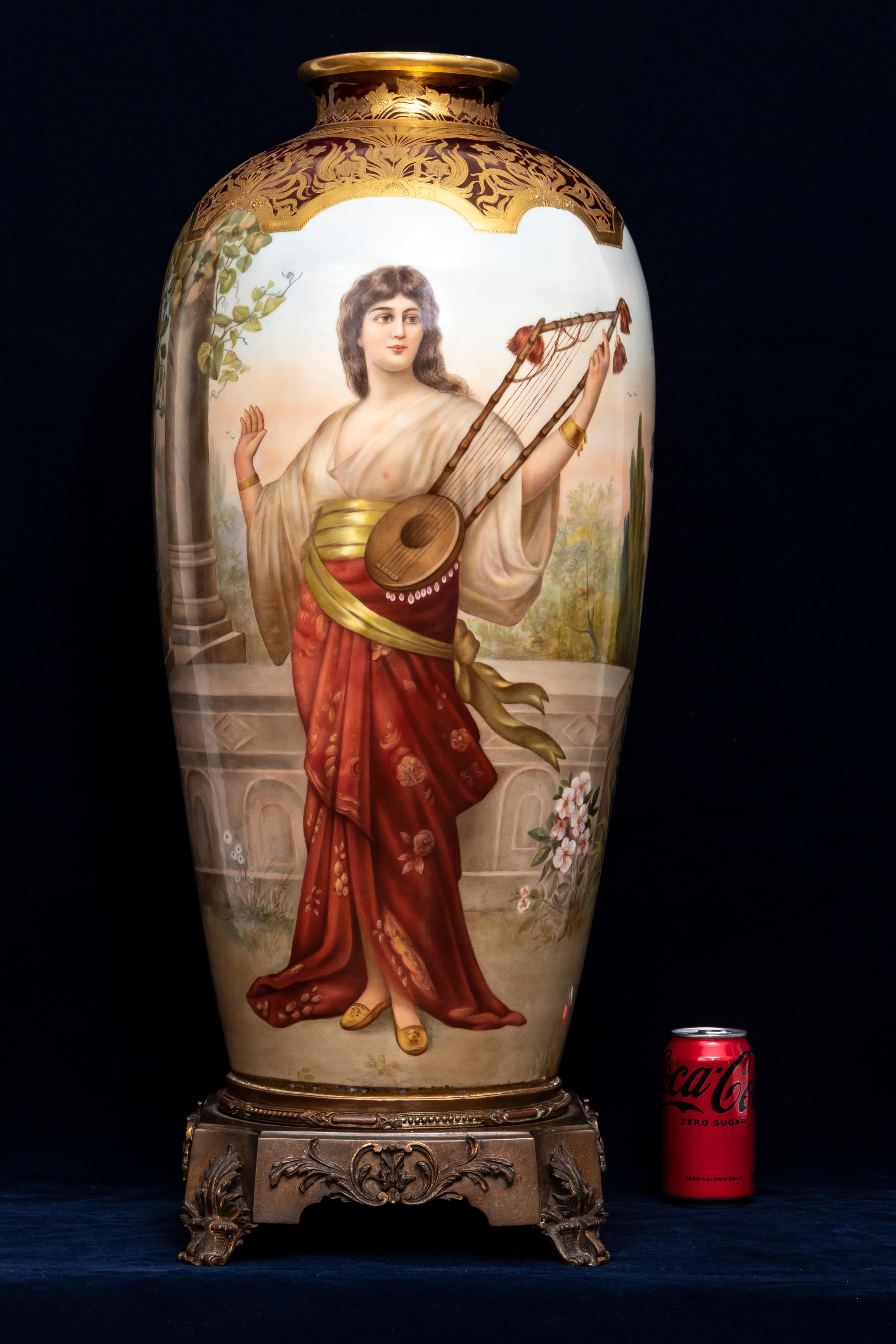 Vase monumental en porcelaine de Vienne du XIXe siècle, magnifiquement émaillé et décoré à 360 degrés, avec monture en bronze doré, signé Wagner. Le vase est décoré d'or en relief 24K, avec au centre une magnifique beauté émaillée à la main jouant