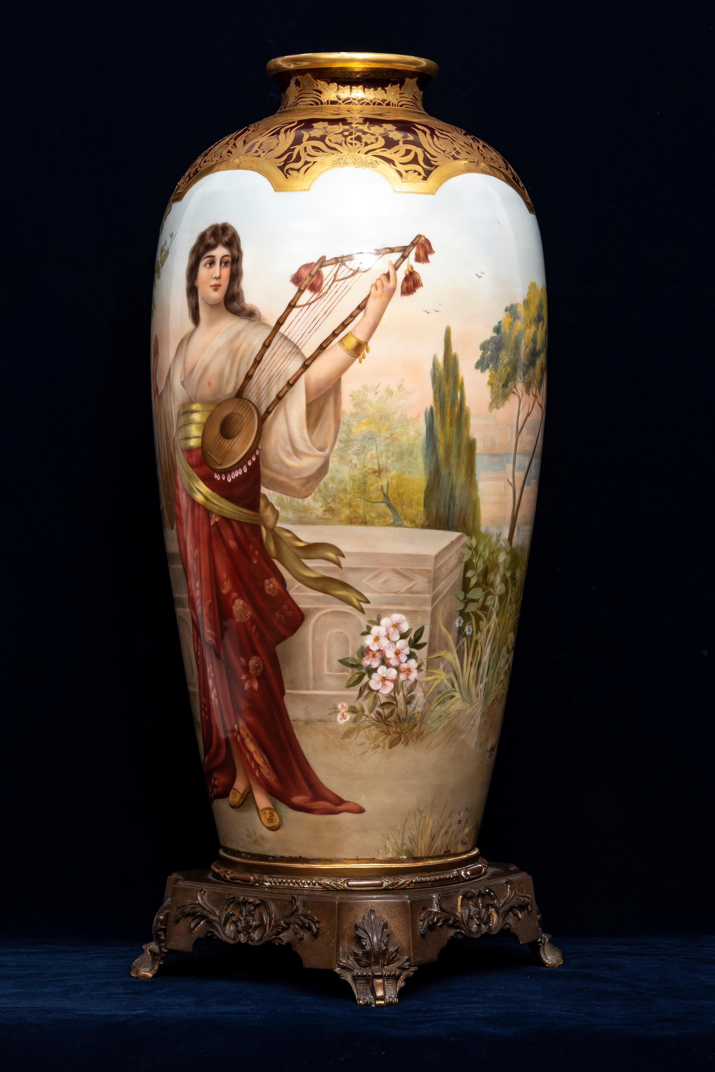 Louis XVI Grand vase en porcelaine de Vienne du 19ème siècle avec monture en bronze doré, signé Wagner en vente