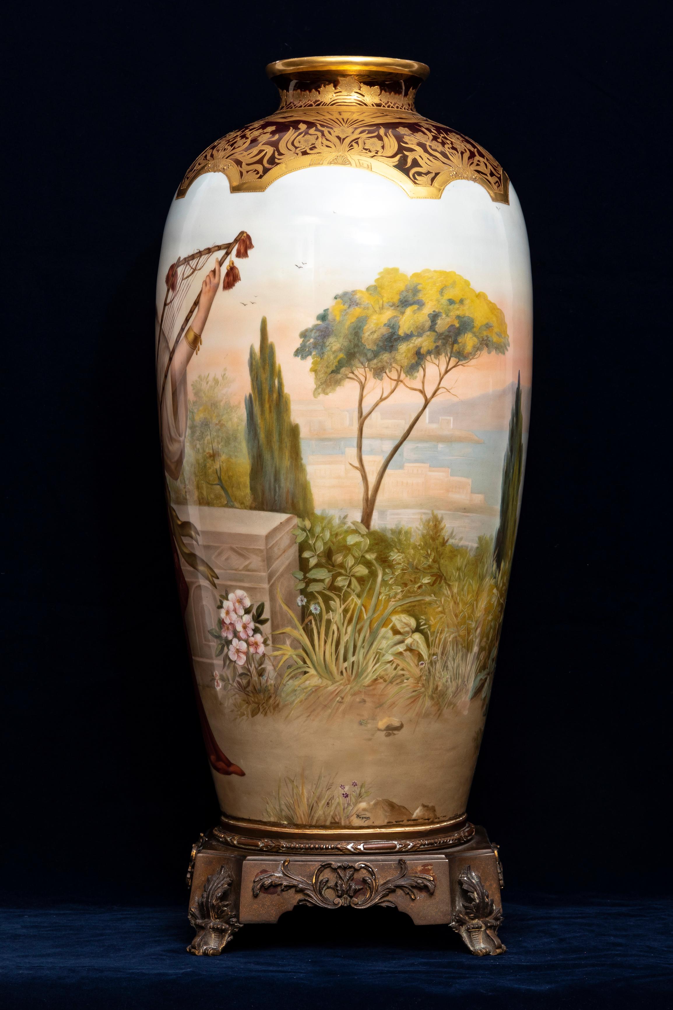 Autrichien Grand vase en porcelaine de Vienne du 19ème siècle avec monture en bronze doré, signé Wagner en vente