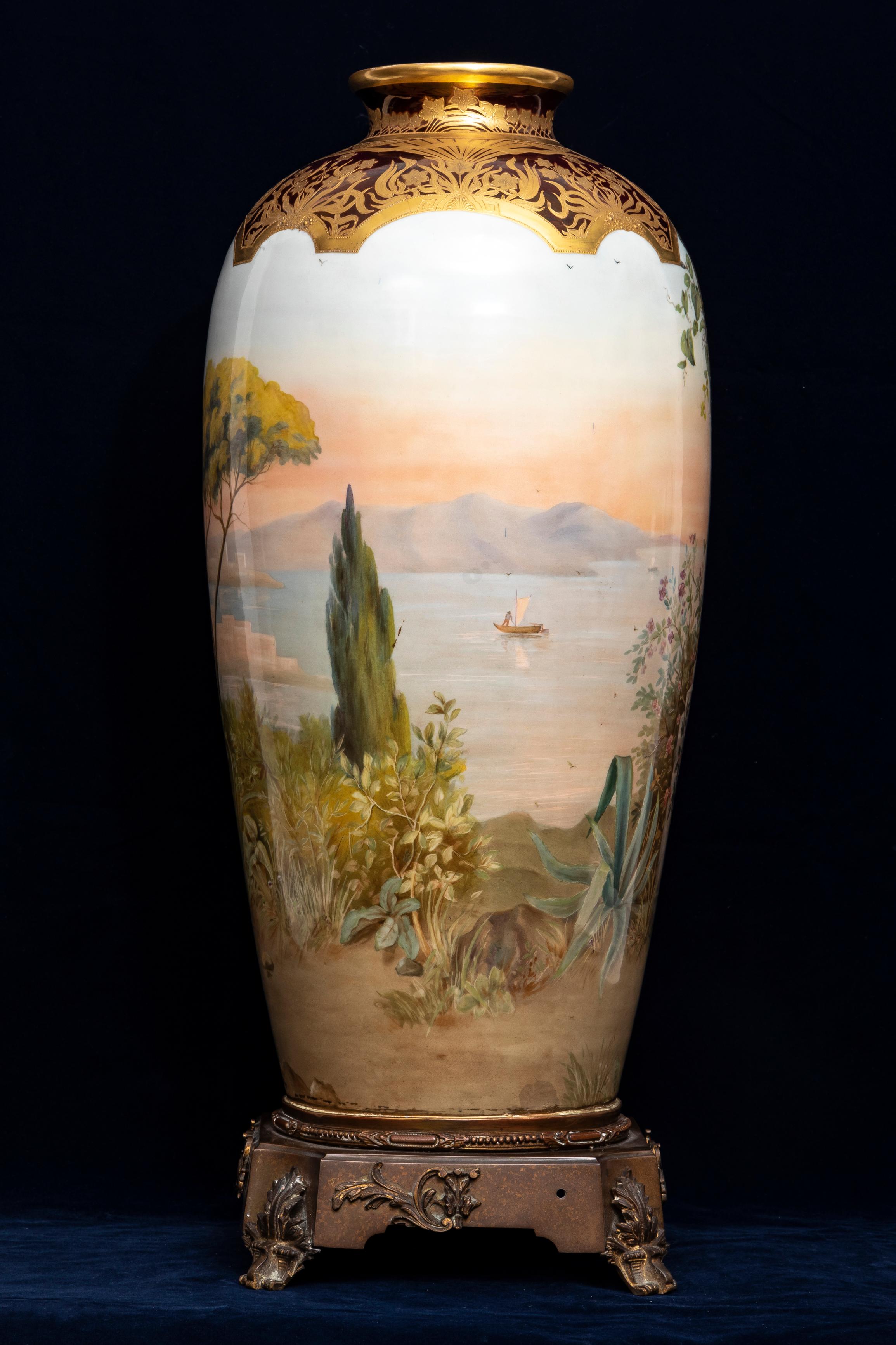 Émaillé Grand vase en porcelaine de Vienne du 19ème siècle avec monture en bronze doré, signé Wagner en vente