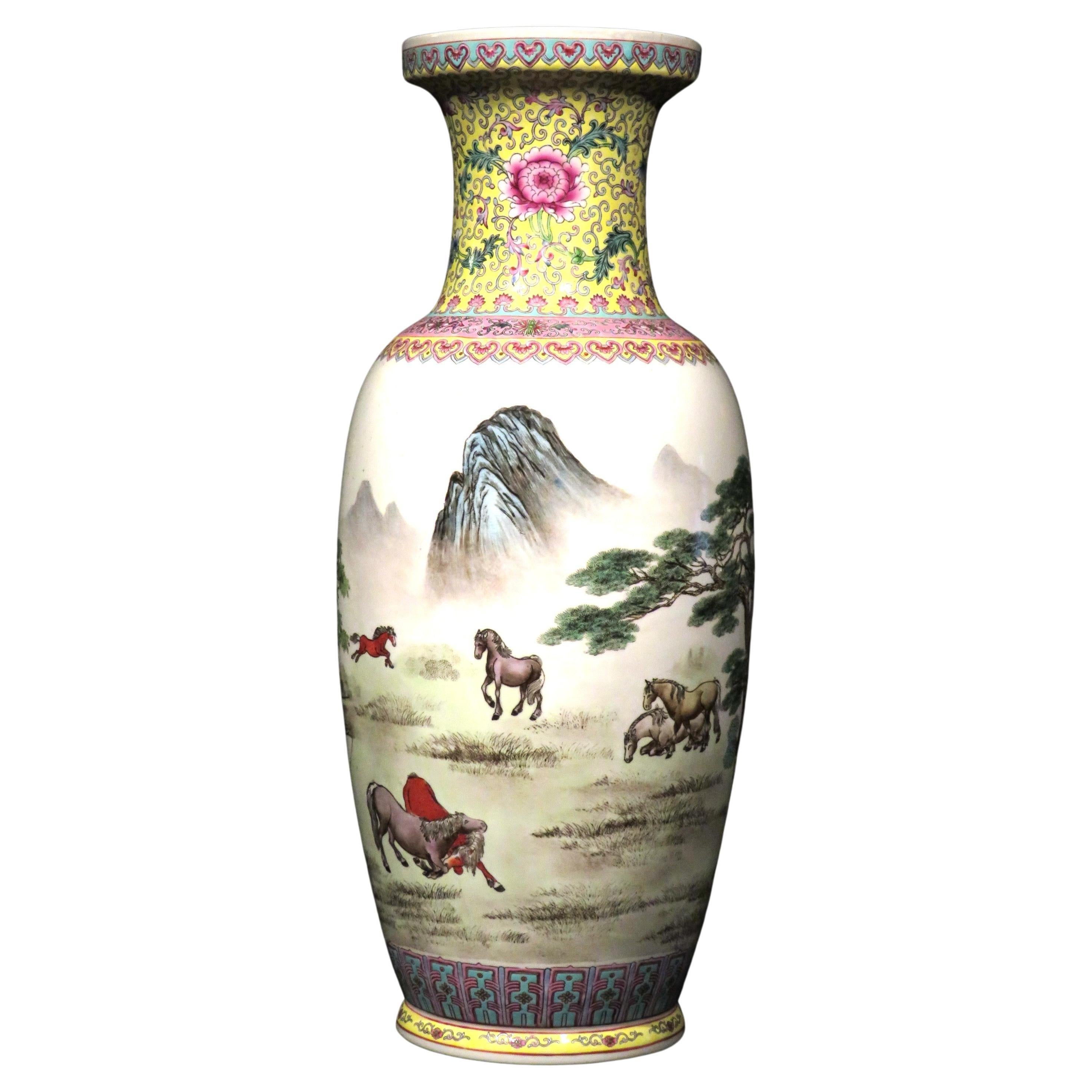 Große chinesische Famille Jaune Porzellanvase "Acht Pferde von Wang Mu" aus dem 20. im Angebot