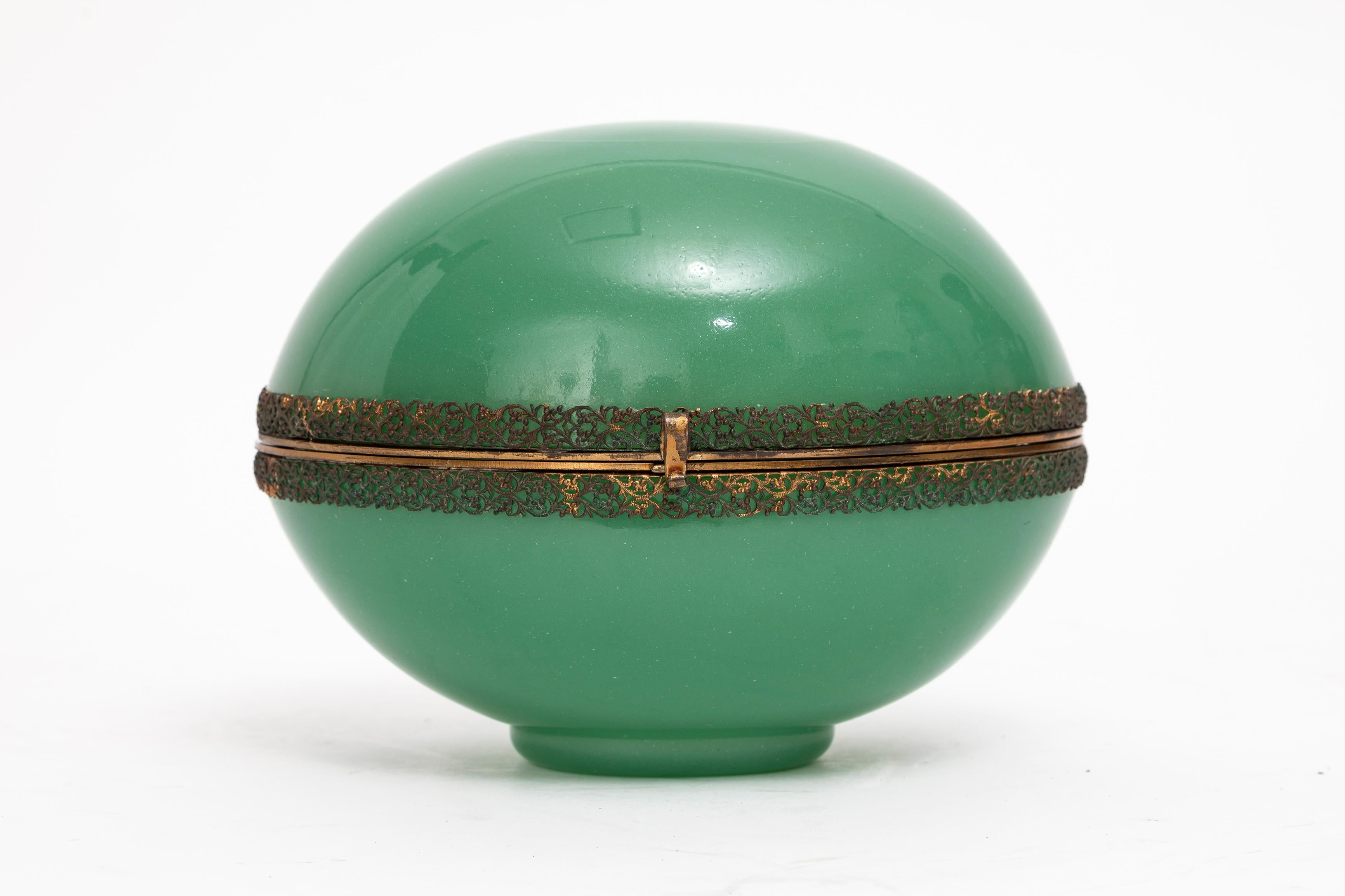 Louis XVI A.I.C. Boîte couverte en forme d'œuf en opaline verte, montée en bronze doré. en vente