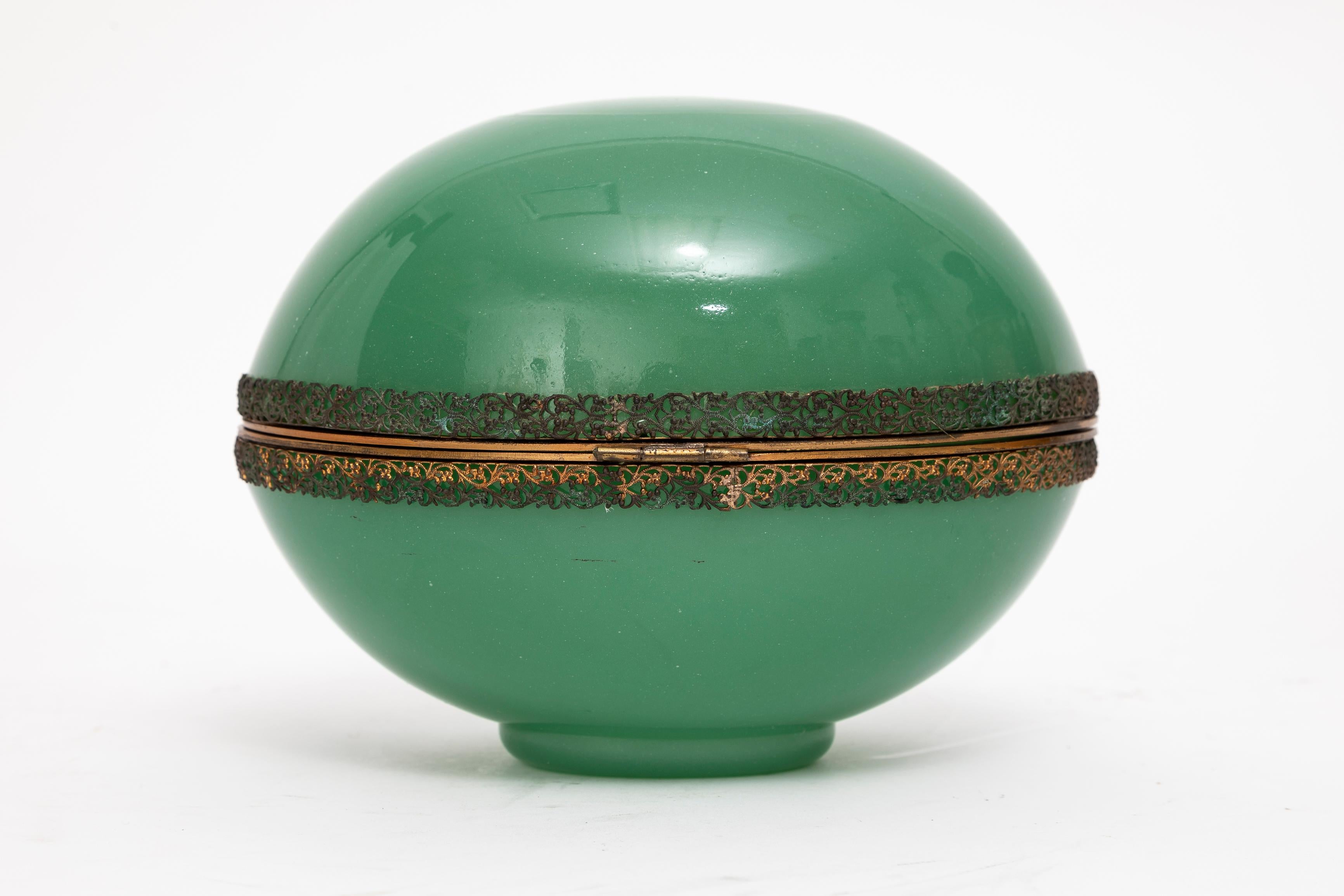 Français A.I.C. Boîte couverte en forme d'œuf en opaline verte, montée en bronze doré. en vente