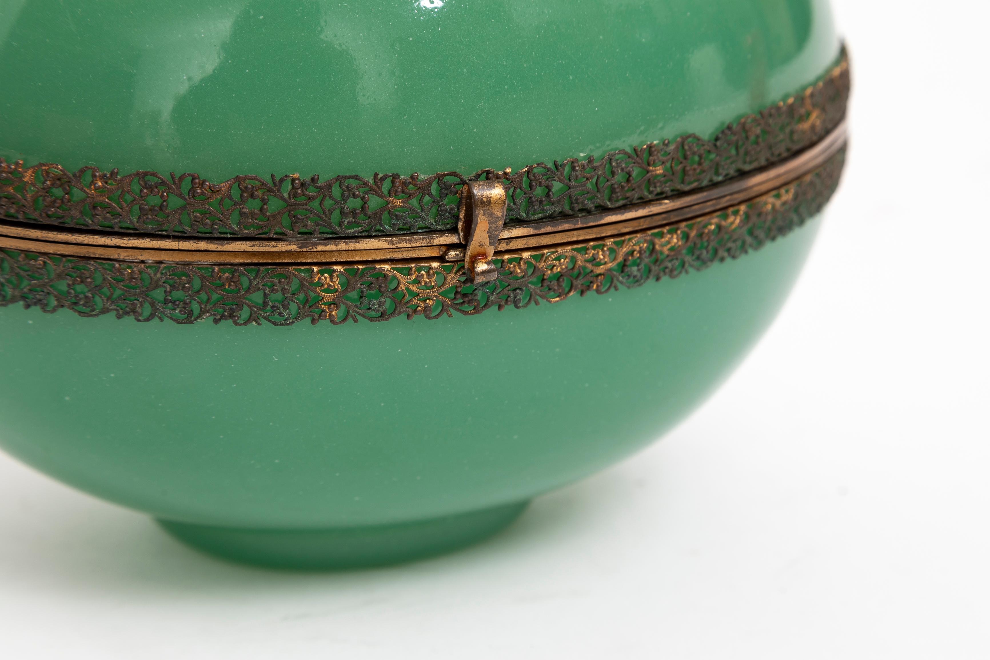 Sculpté à la main A.I.C. Boîte couverte en forme d'œuf en opaline verte, montée en bronze doré. en vente