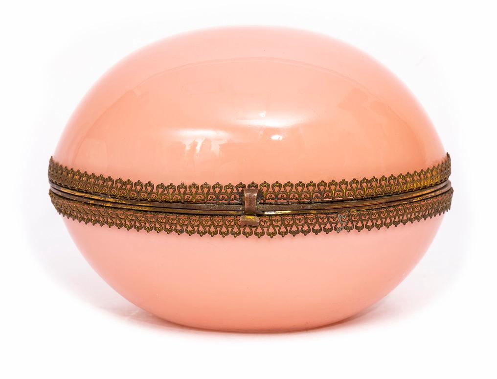 Louis XVI A Large 20th C. French Ormolu Mounted Pink Opaline Egg Form Covered Box