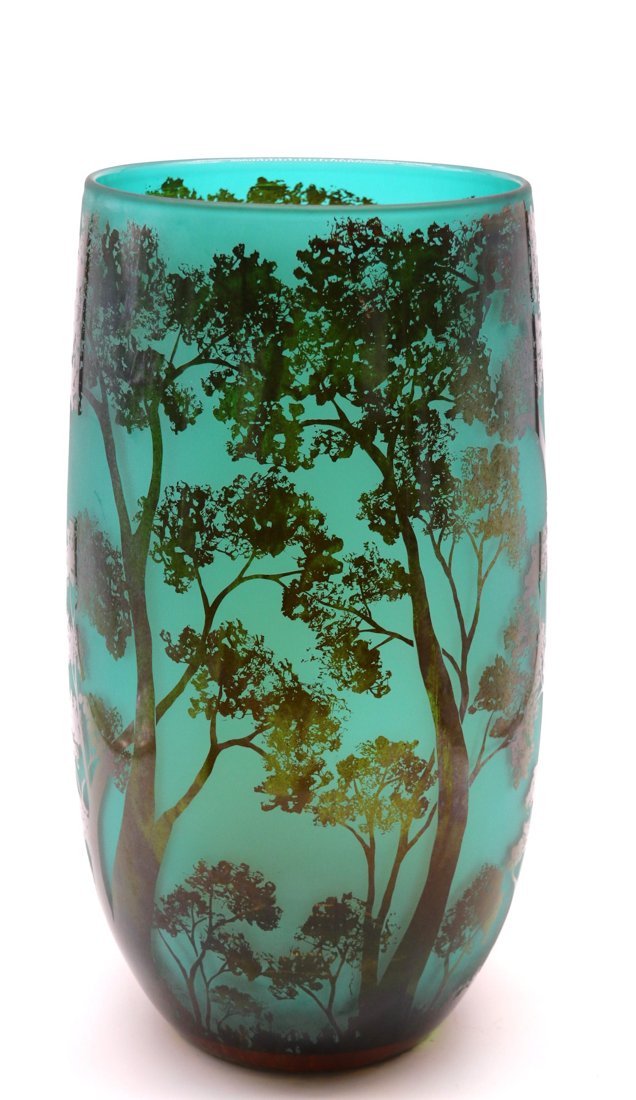 Mid-Century Modern A large 20th century cameo glass vase decorated with an intricate woodland scene