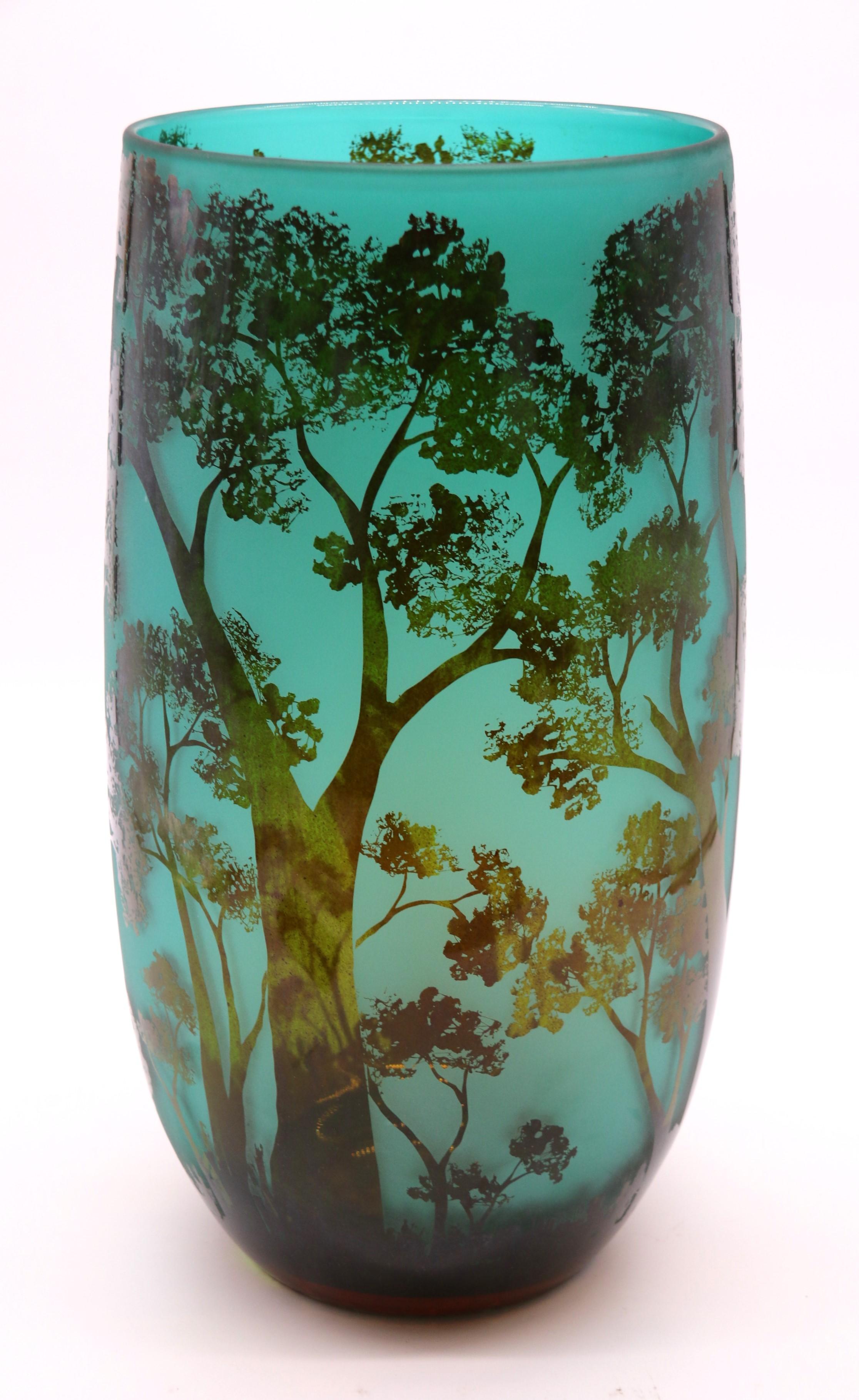 A large 20th century cameo glass vase decorated with an intricate woodland scene In Good Condition In Central England, GB