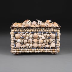 Un gran ataúd de arte popular del siglo XX con incrustaciones de conchas