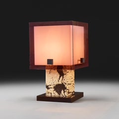 Une grande lampe italienne du XXe siècle en liège et en lucite violette, signée Romeo Rega
