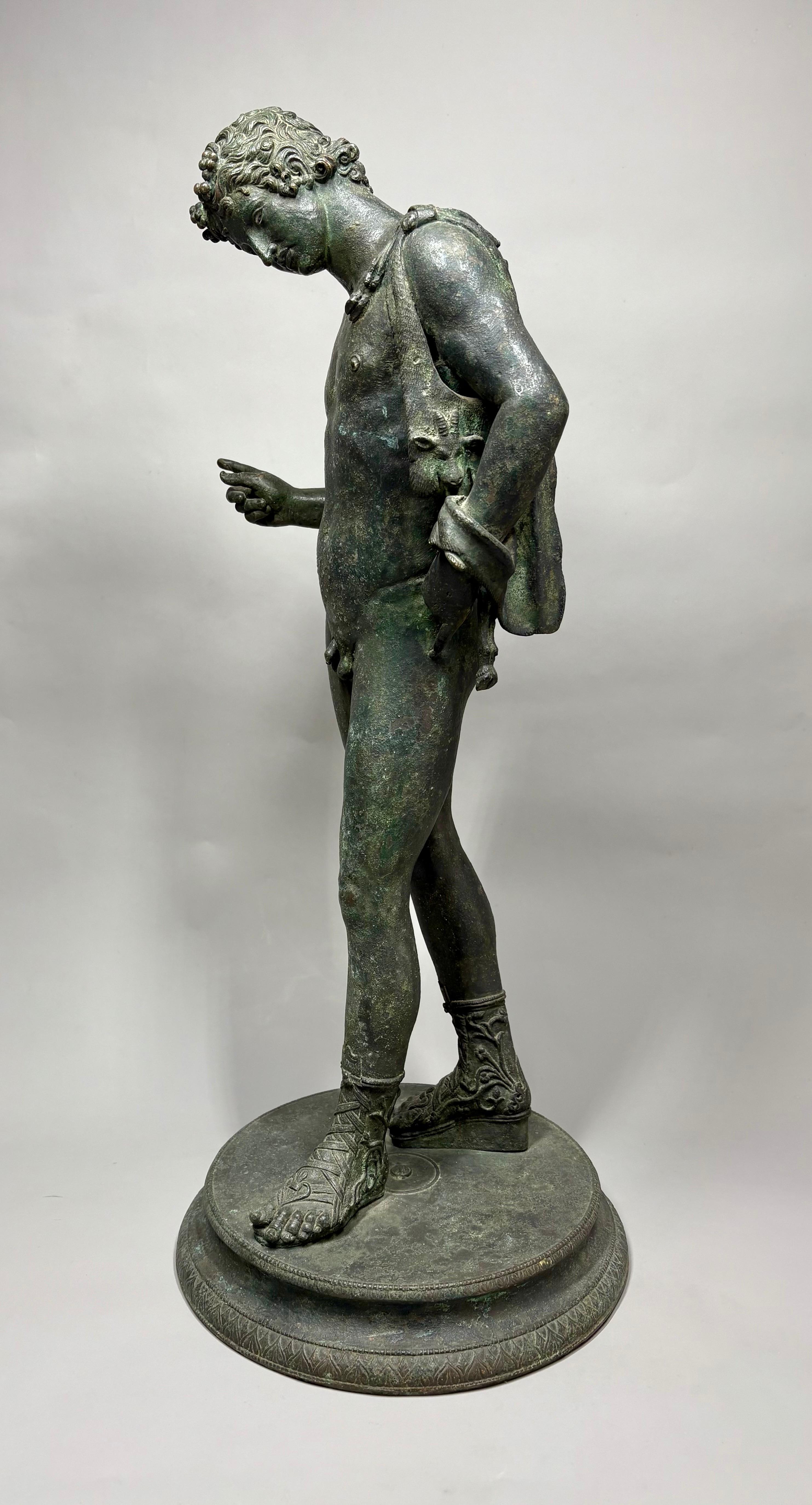Un grande modello di Narciso in bronzo del XIX secolo 