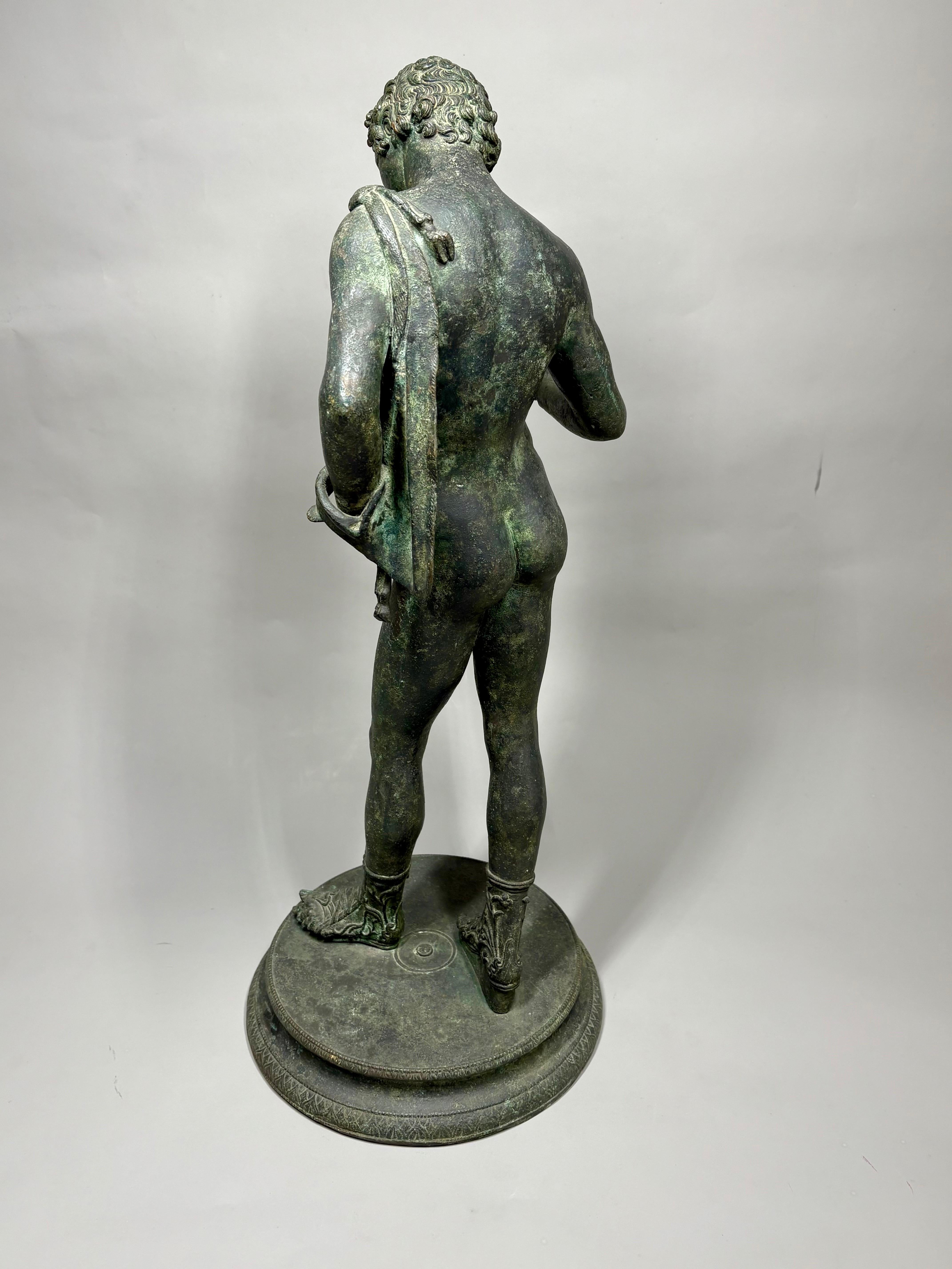 A large 23 1/2-inch high 19th century Grand Tour bronze model of Narcissus In condizioni buone in vendita a Sleepy Hollow, NY