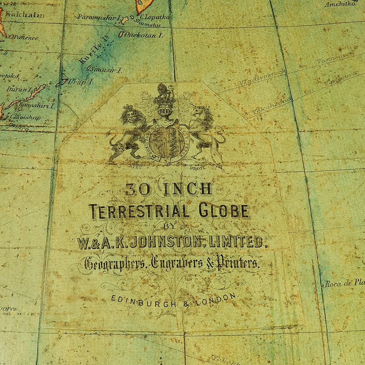 Un grand W. & . globe de la bibliothèque A. K. Johnston Bon état - En vente à Lymington, Hampshire