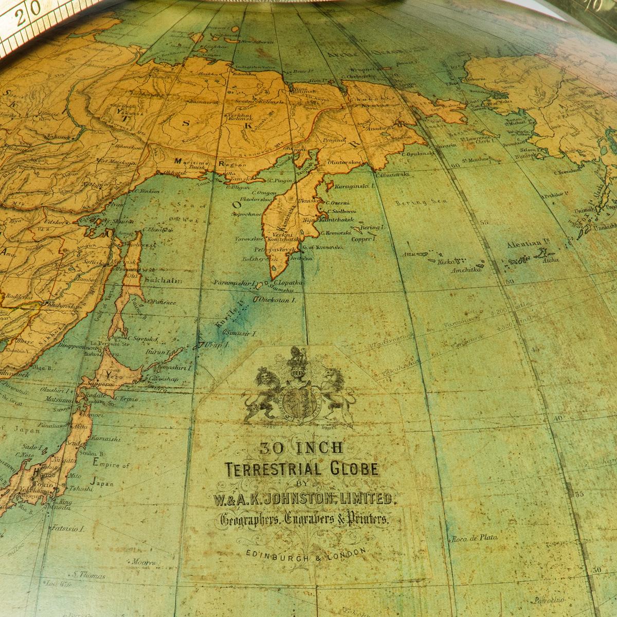 20ième siècle Un grand W. & . globe de la bibliothèque A. K. Johnston en vente
