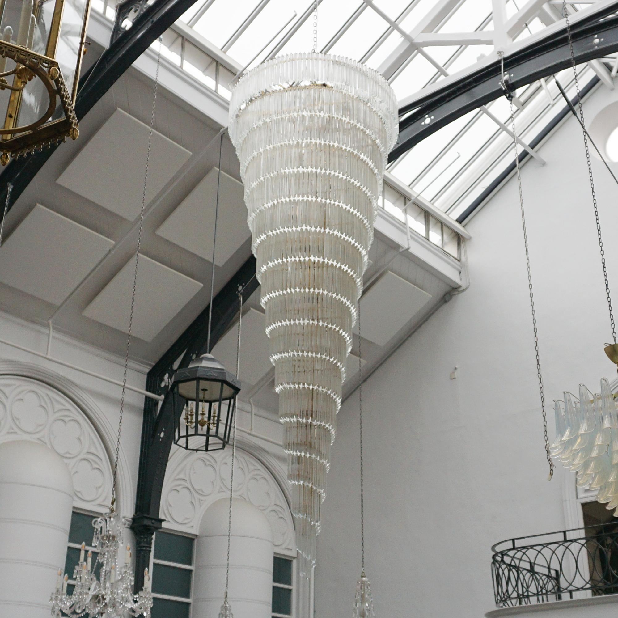 Un grande lampadario da 3,2 metri a forma di 