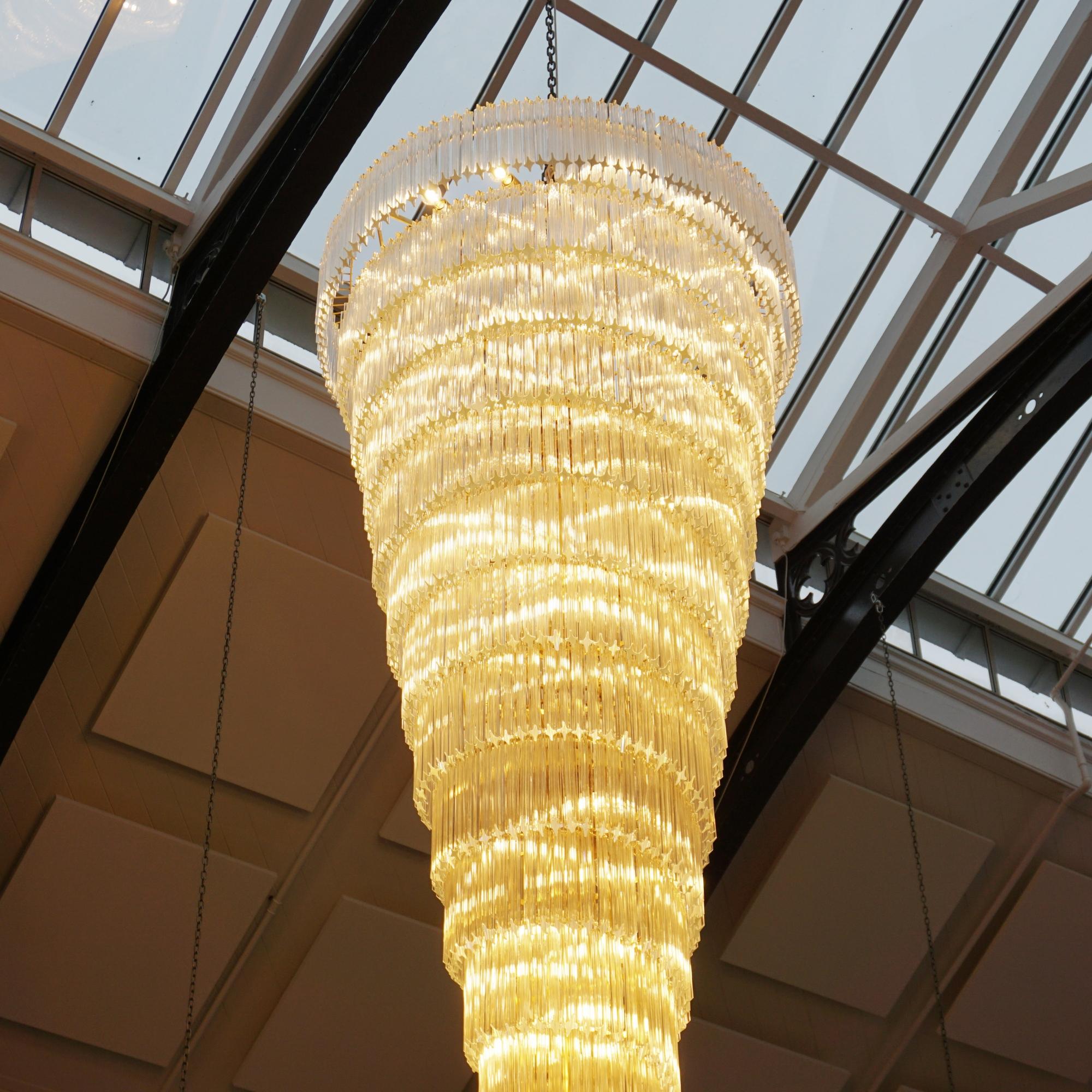 Un grande lampadario da 3,2 metri a forma di 
