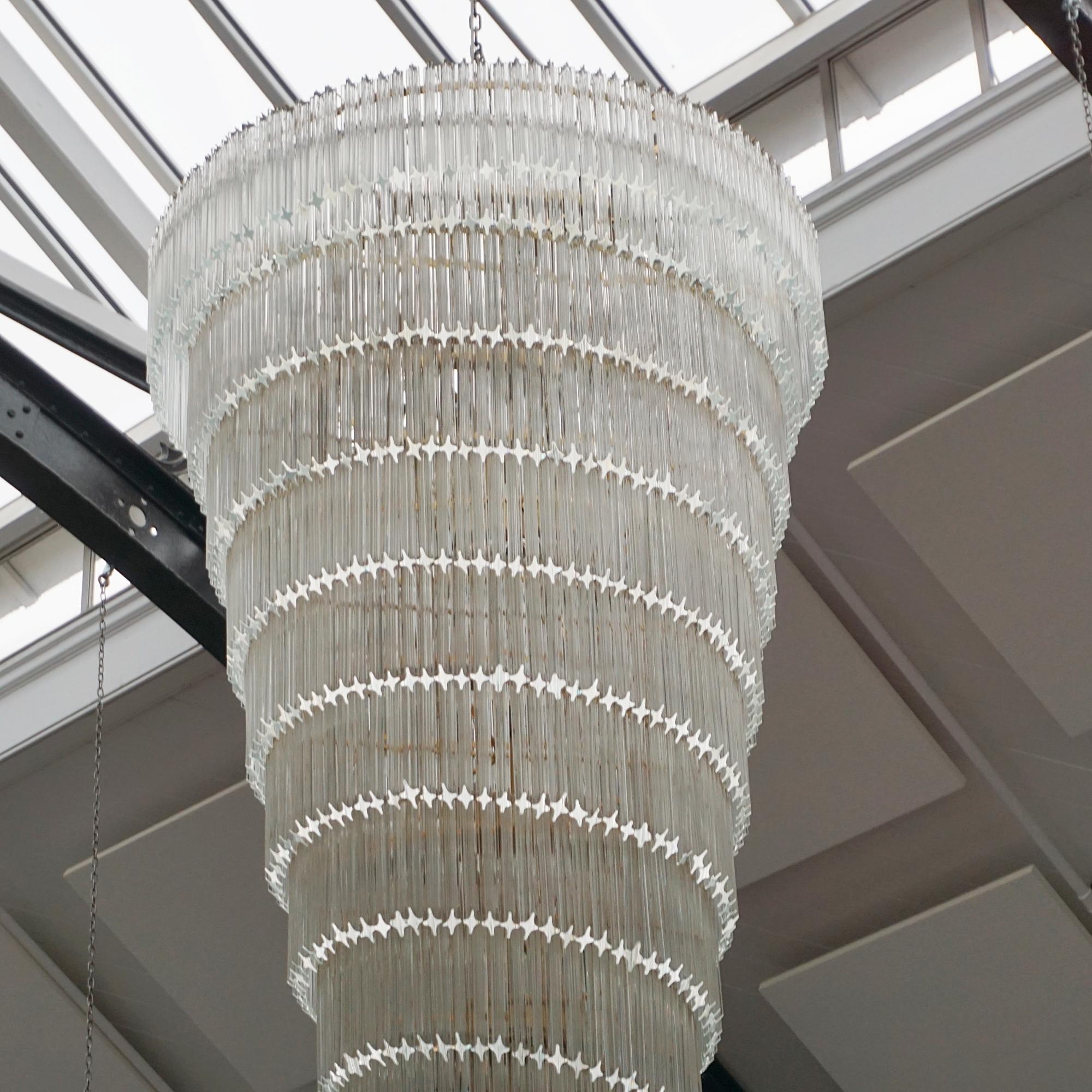 Un grande e imponente lampadario da scala 'Prism' di Murano. Diciassette livelli di prismi di vetro tagliati e appesi singolarmente, con centocinquanta lampade che creano un'esposizione luminosa straordinaria. Disponibile la provenienza completa.