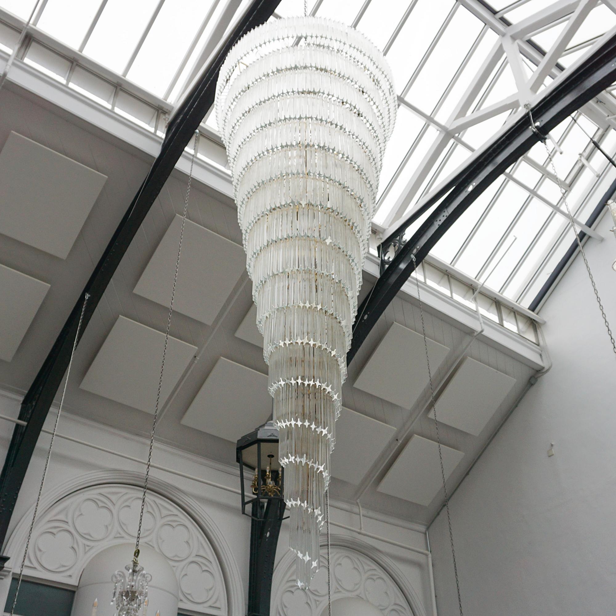 Un grande lampadario da 3,2 metri a forma di 